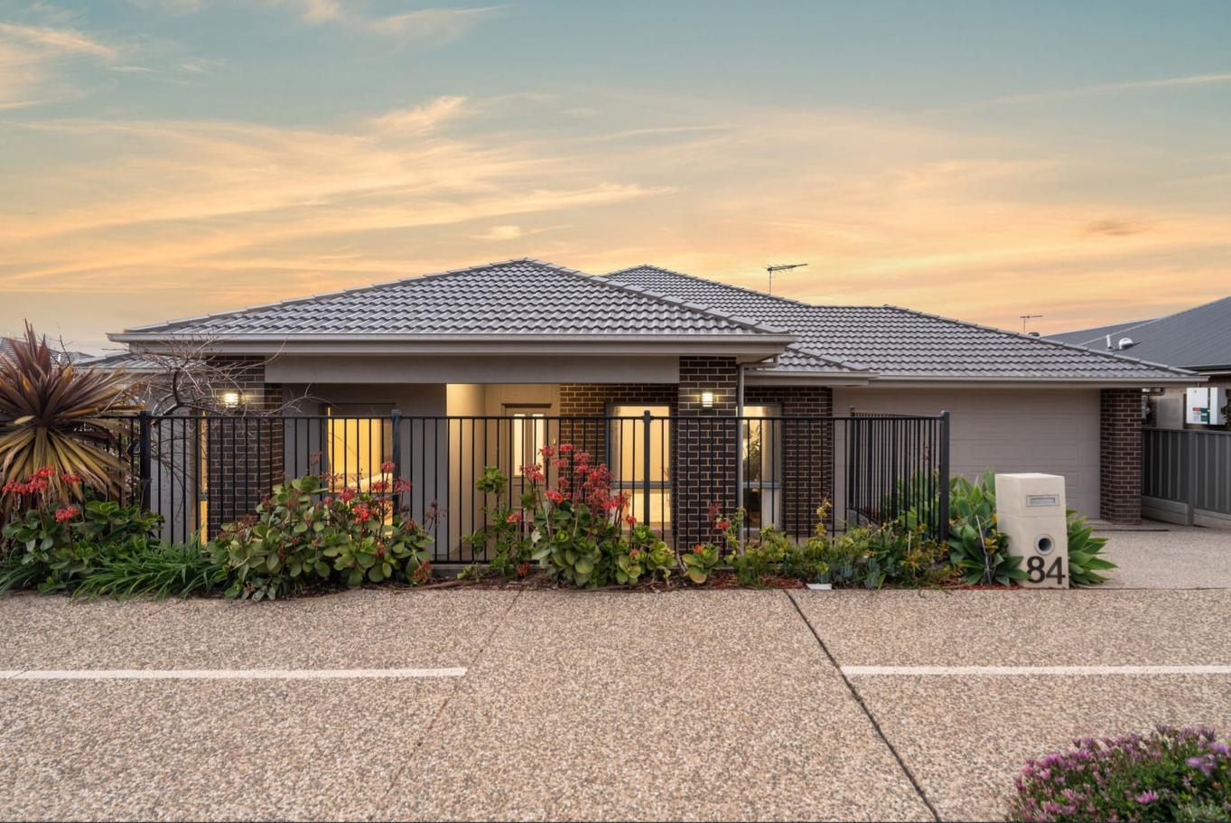 Prop-GPT: House: SA Seaford Heights, SA 5169 Spacious Coastal Home with Ocean Views in Seaford Heights