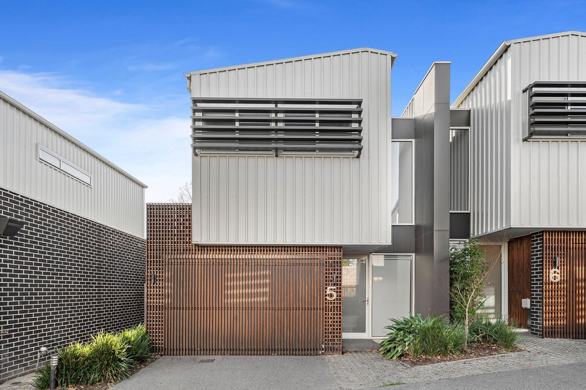 Prop-GPT: Townhouse: VIC Ivanhoe, VIC 3079 Modern Two Bedroom Townhouse