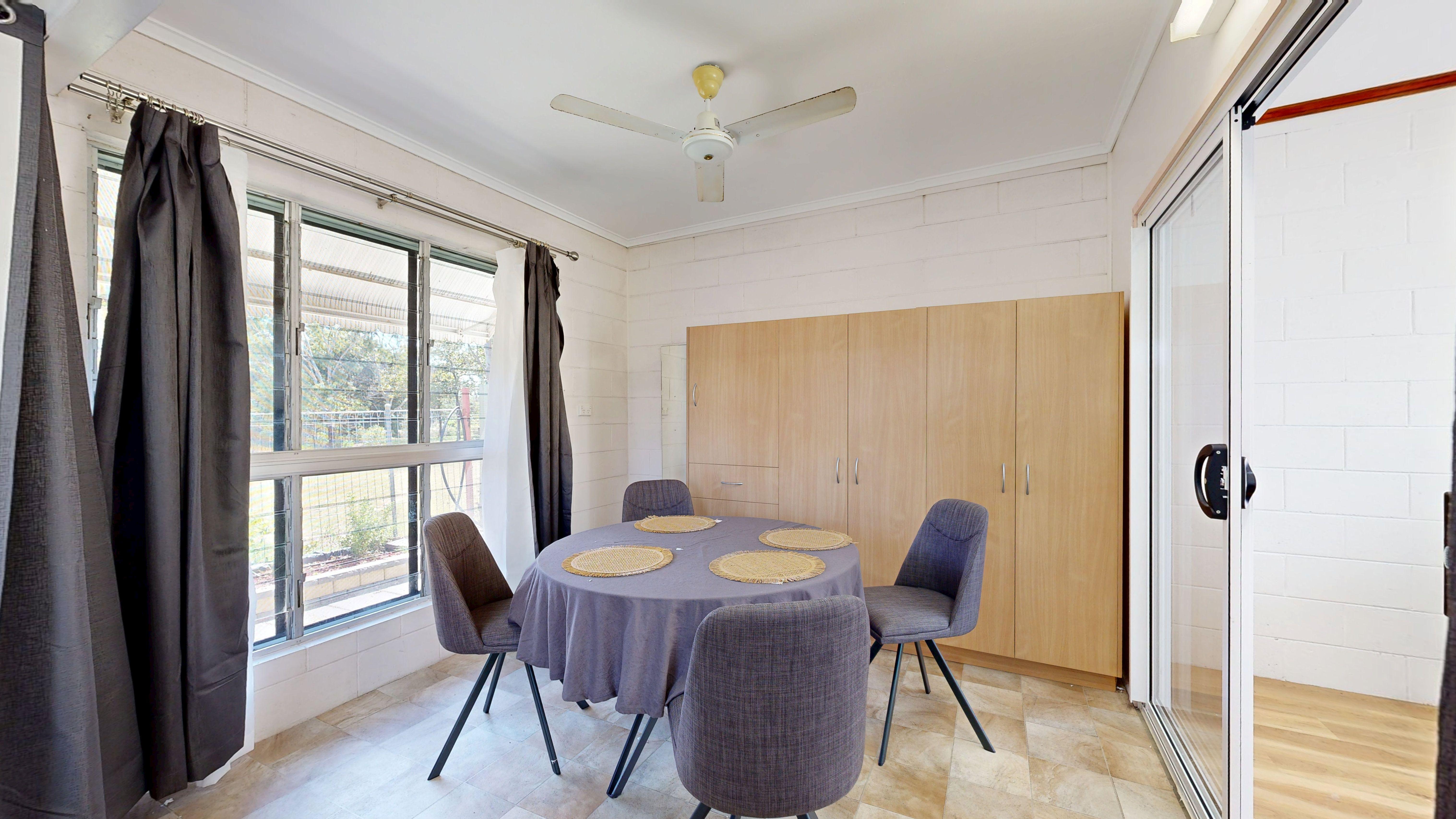 $400 Furnished Private Granny flat with Pool Access
