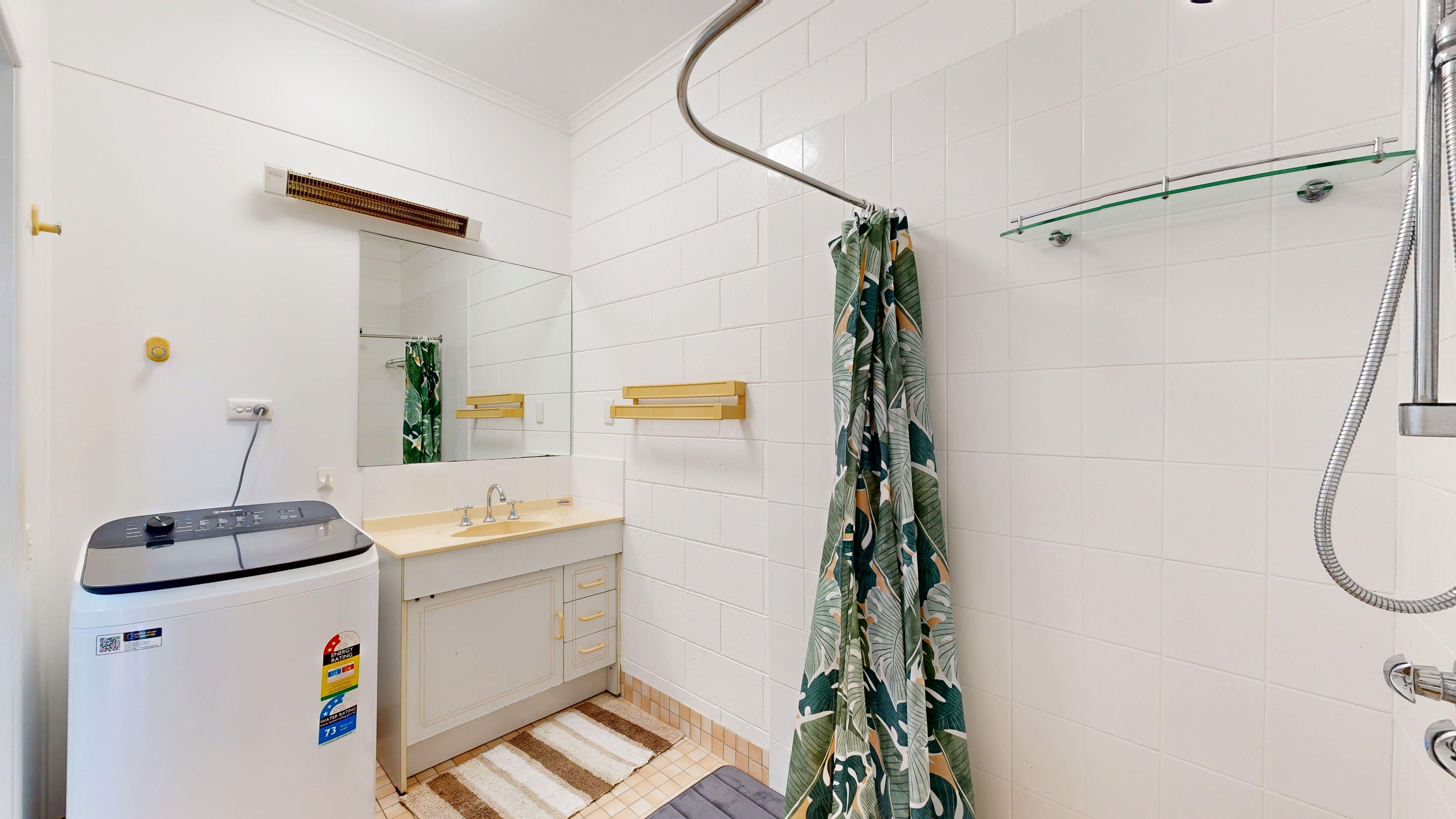 $400 Furnished Private Granny flat with Pool Access