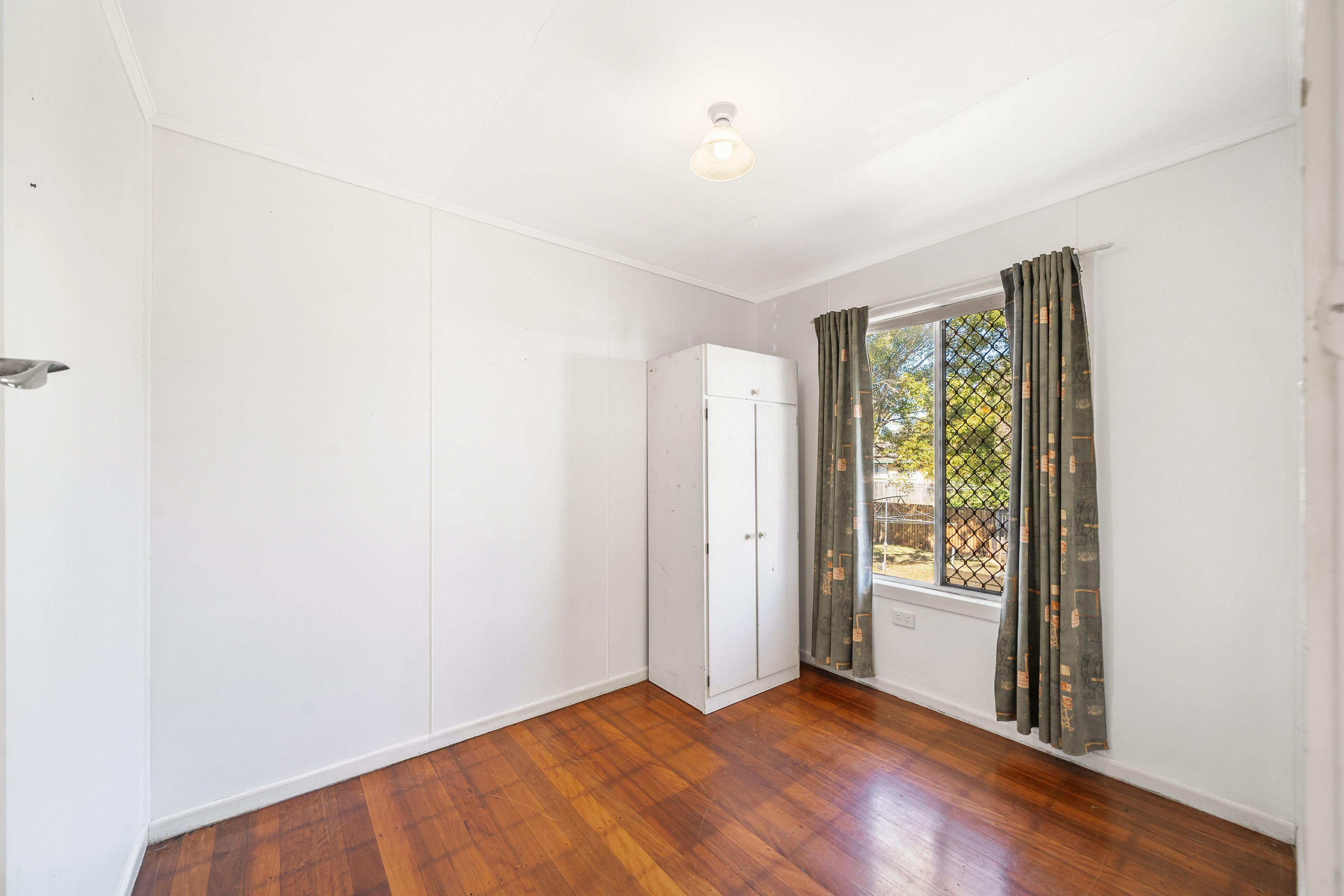 2 Bedroom Air Conditioned Duplex with Fully Fenced Yard