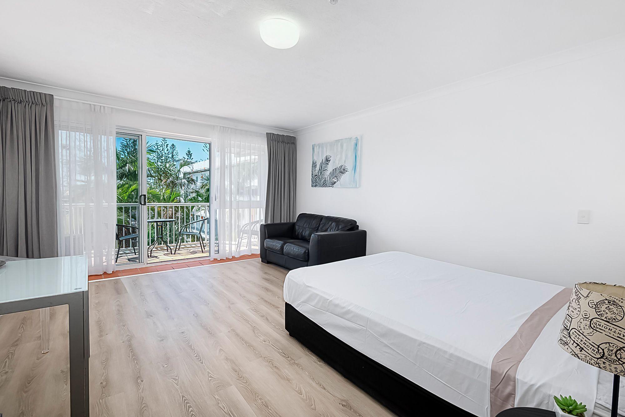 WALKING DISTANCE TO BEACH !