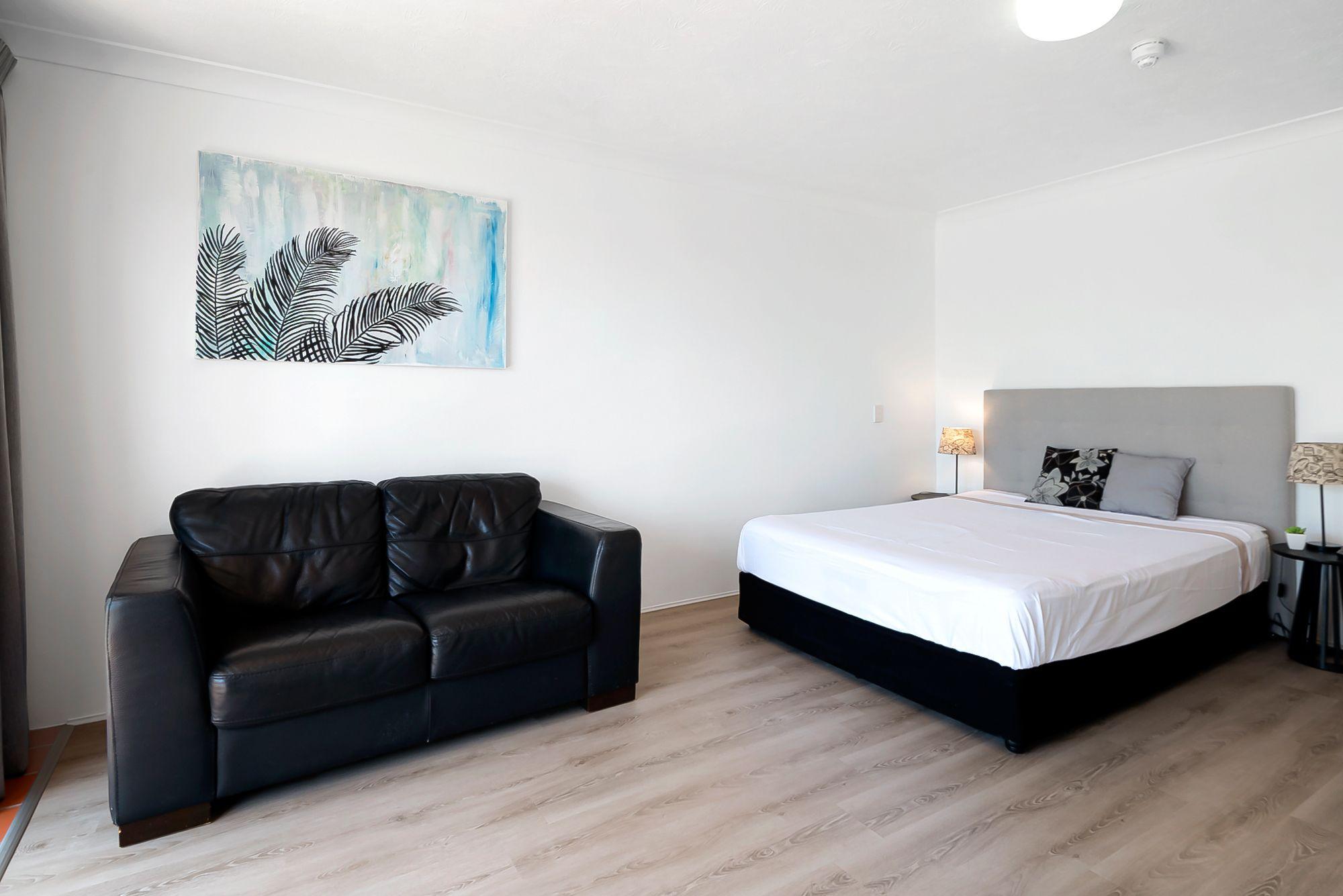 WALKING DISTANCE TO BEACH !