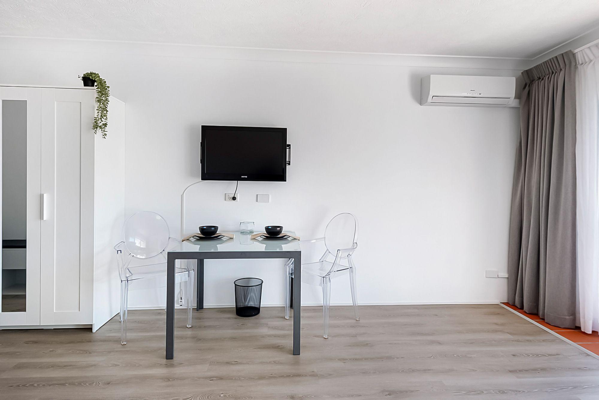 WALKING DISTANCE TO BEACH !