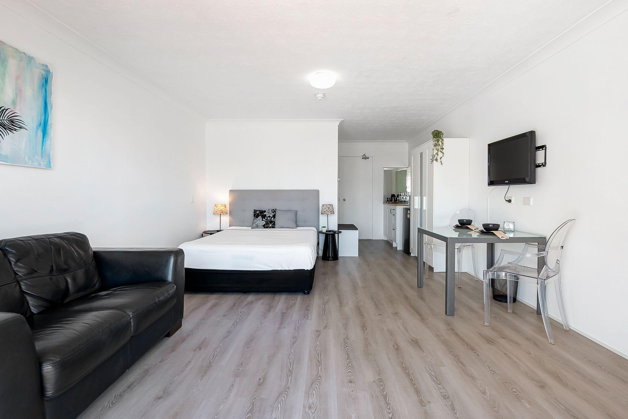 WALKING DISTANCE TO BEACH !