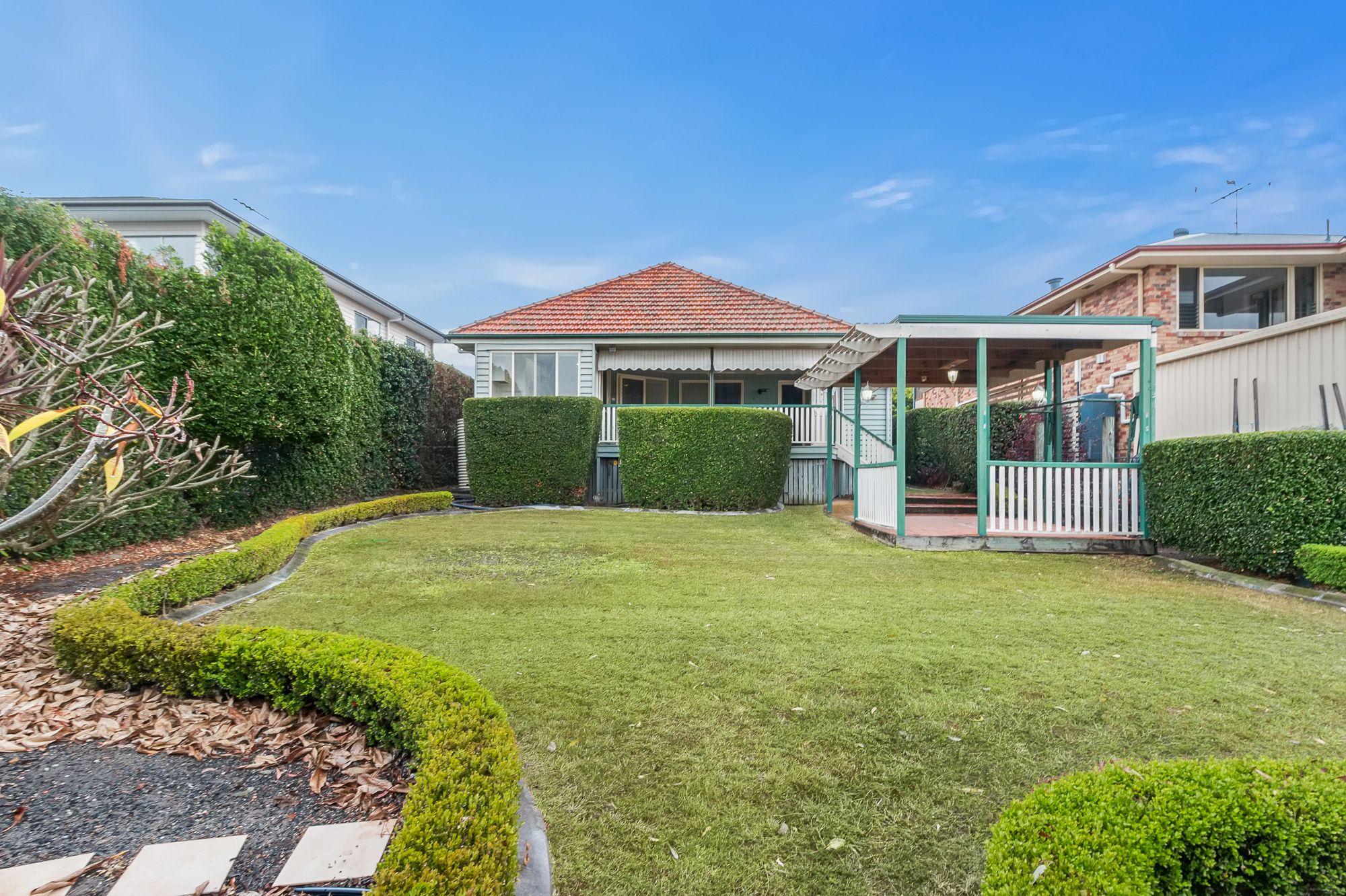 Prop-GPT: House: QLD Camp Hill, QLD 4152 Great family home!