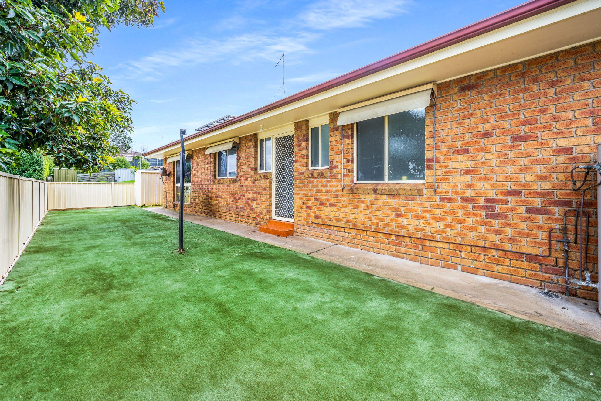 A Solid Immaculate, Low-Maintenance Homette Awaits!