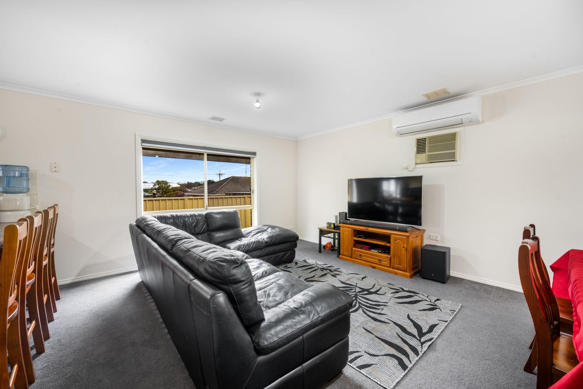 A Solid Immaculate, Low-Maintenance Homette Awaits!