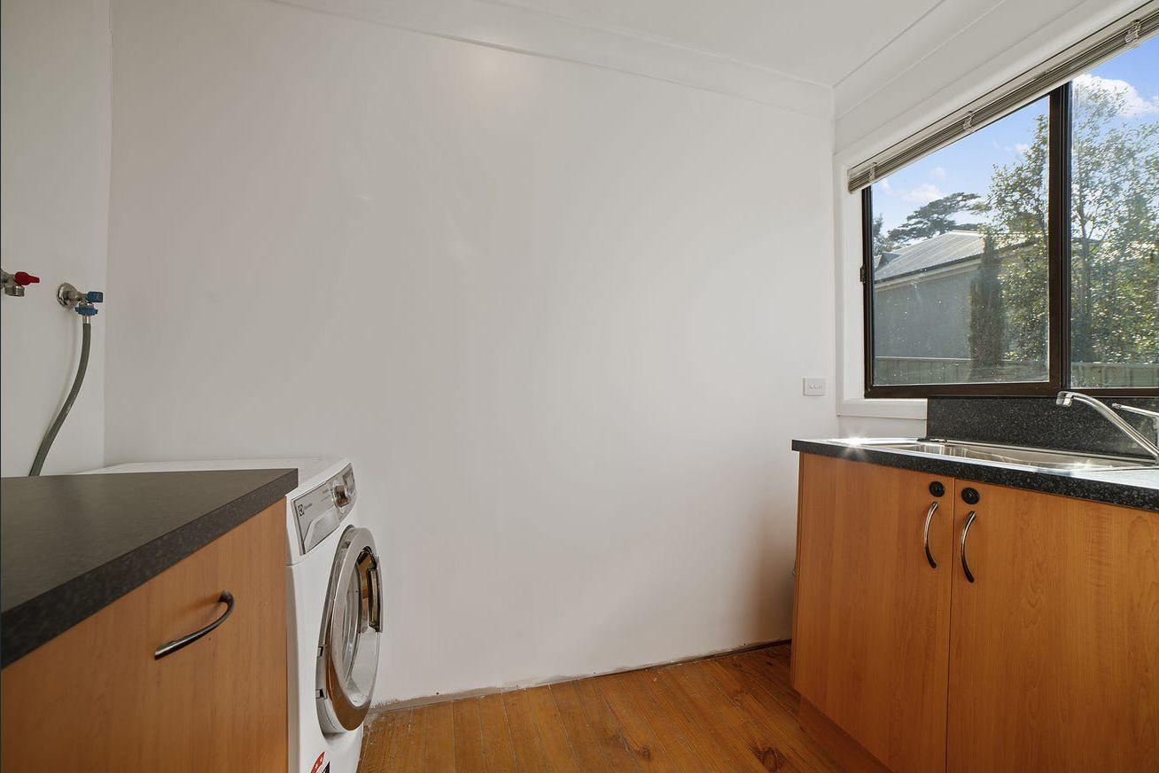 Outstanding 2 Bedroom home outdoor spa and shed