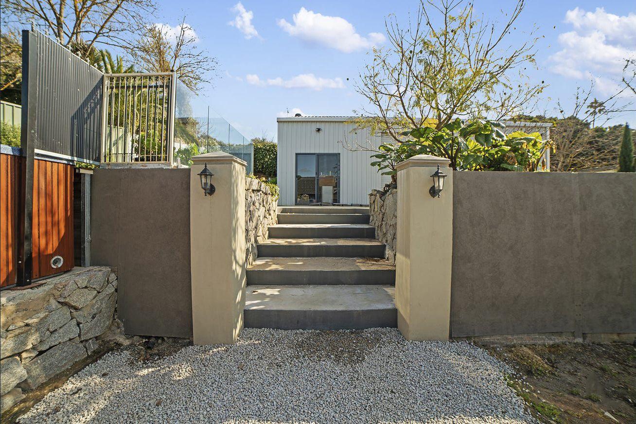 Outstanding 2 Bedroom home outdoor spa and shed