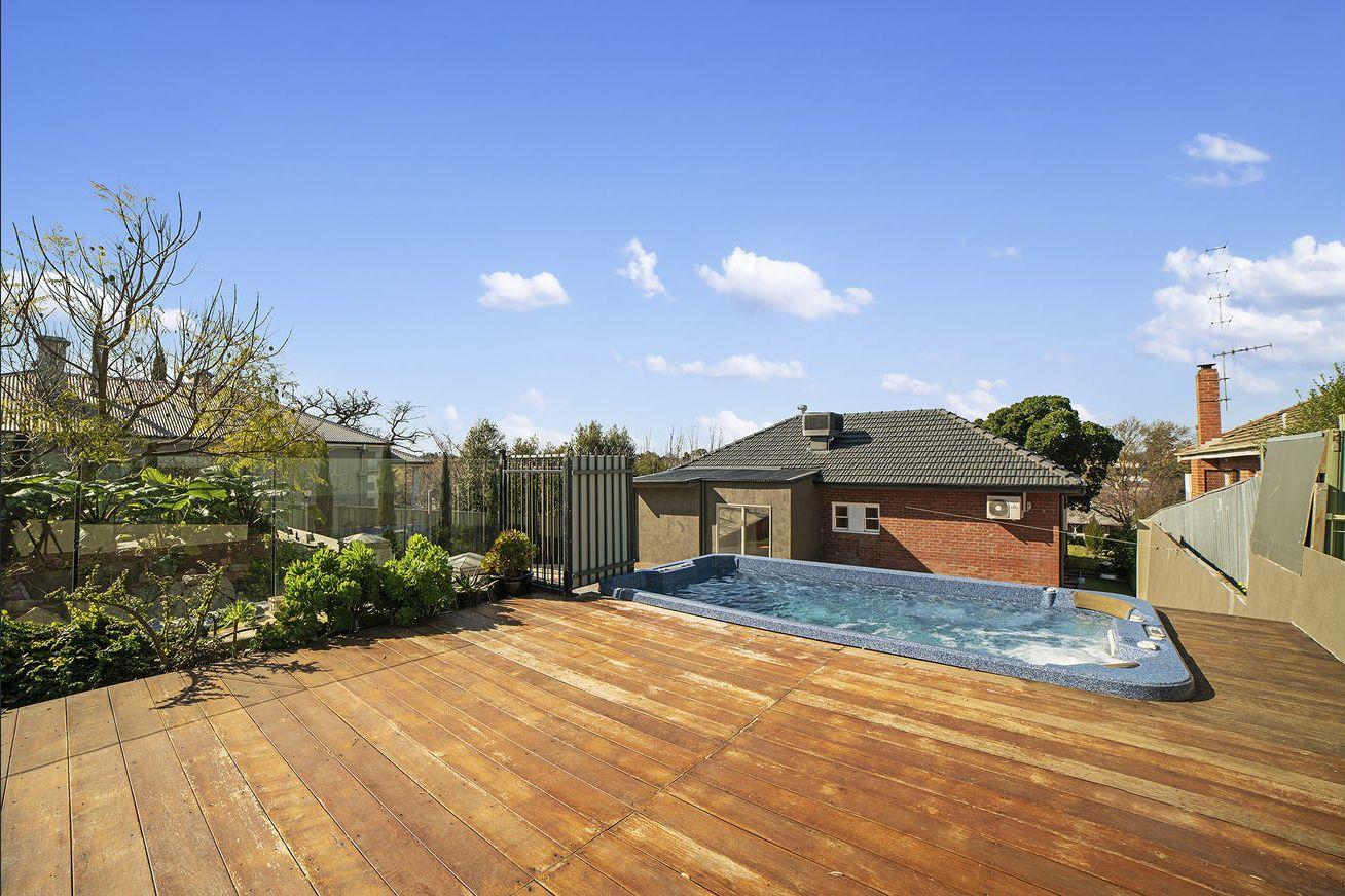 Outstanding 2 Bedroom home outdoor spa and shed