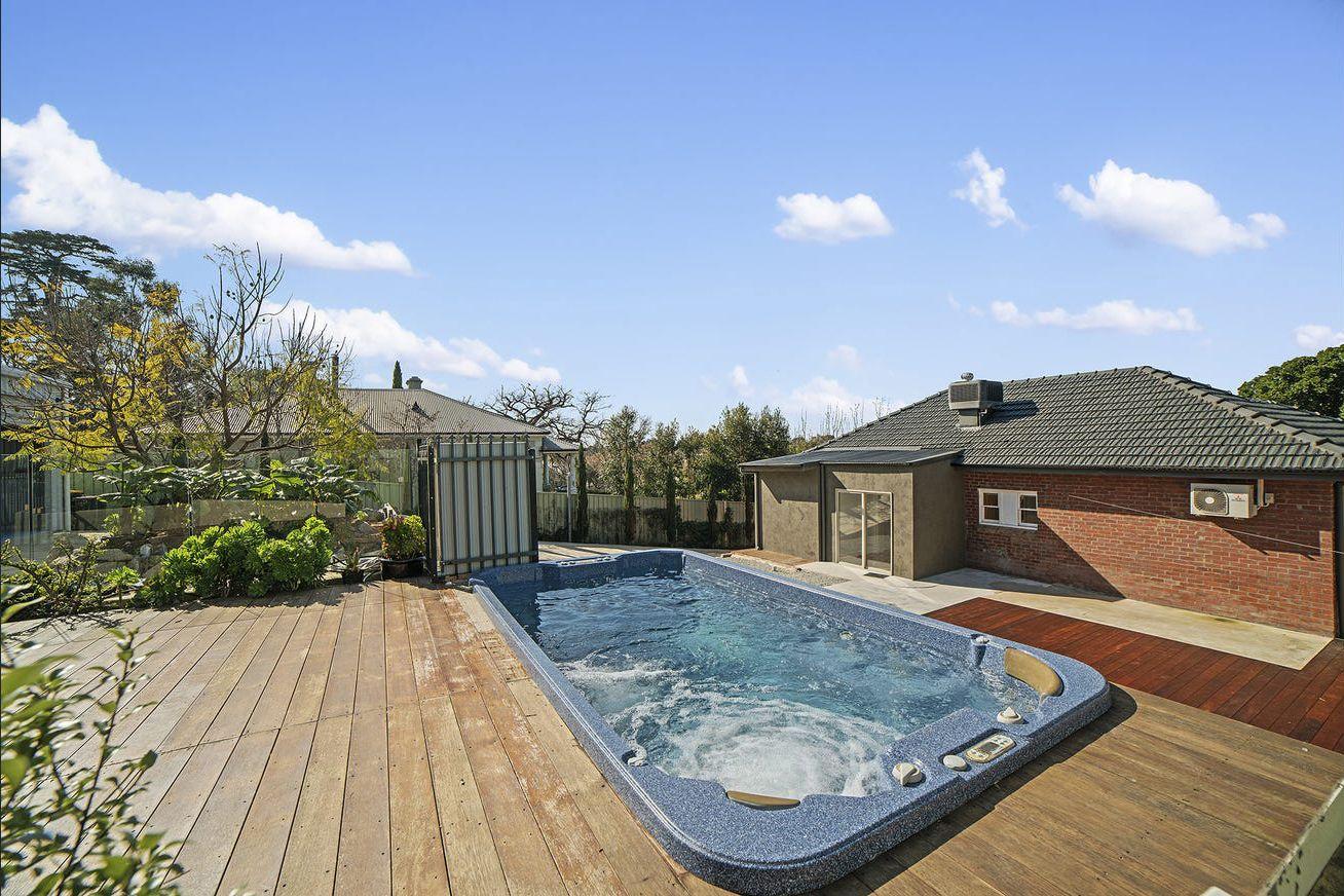 Outstanding 2 Bedroom home outdoor spa and shed