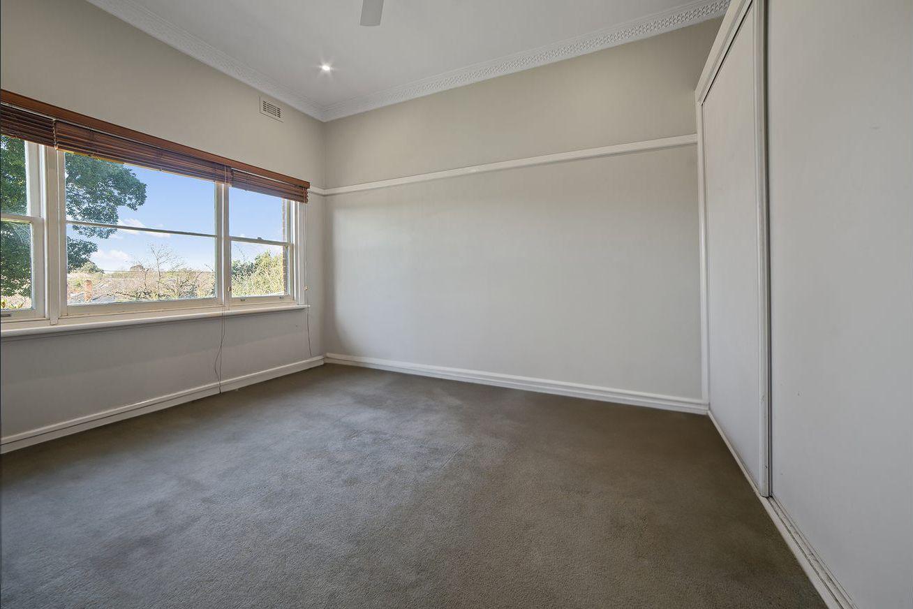 Outstanding 2 Bedroom home outdoor spa and shed