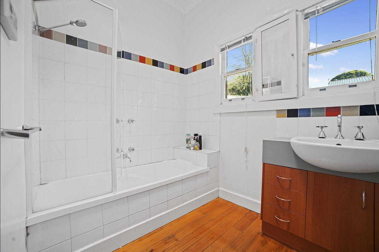 Outstanding 2 Bedroom home outdoor spa and shed