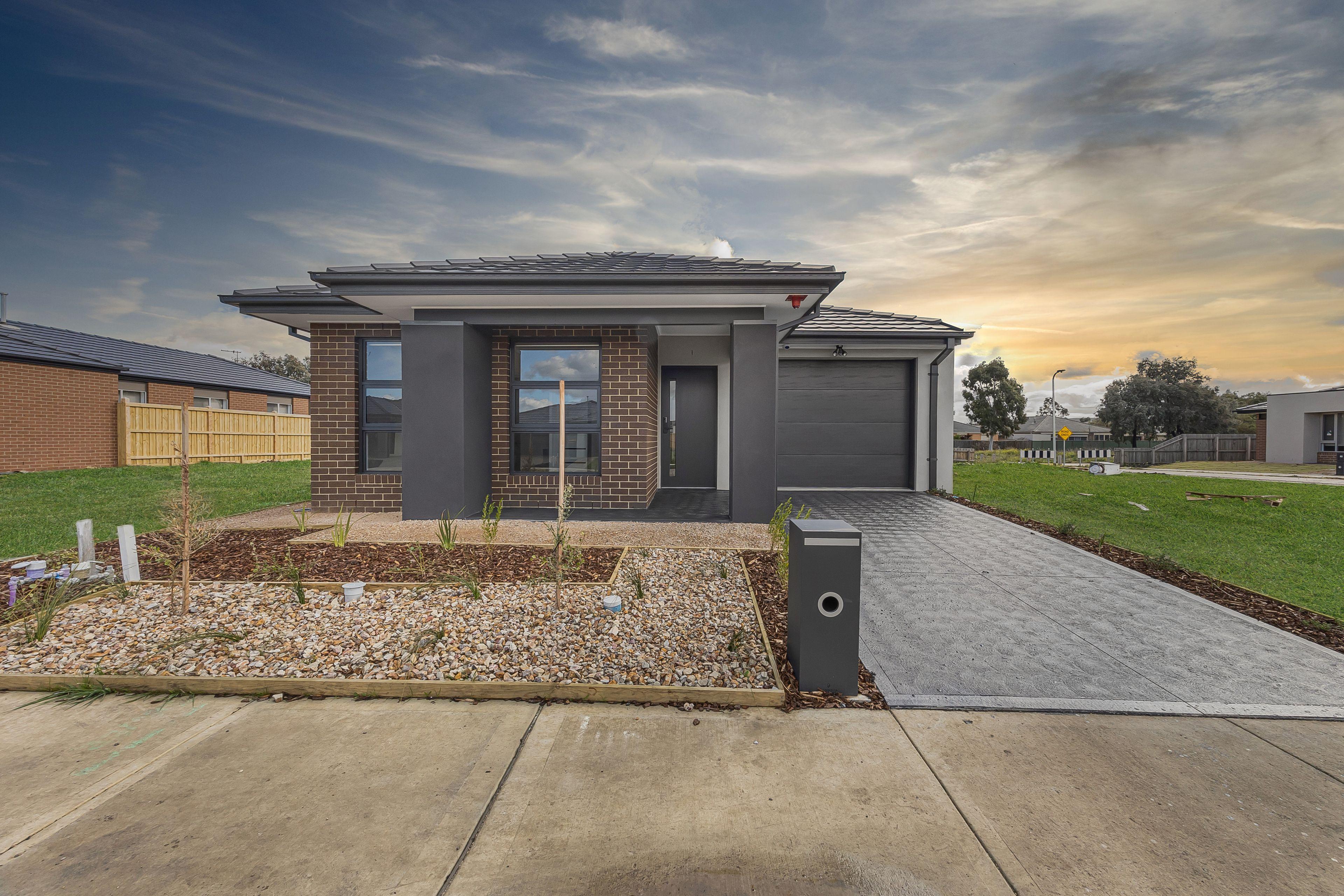 Prop-GPT: House: VIC Beveridge, VIC 3753 Modern Family Home