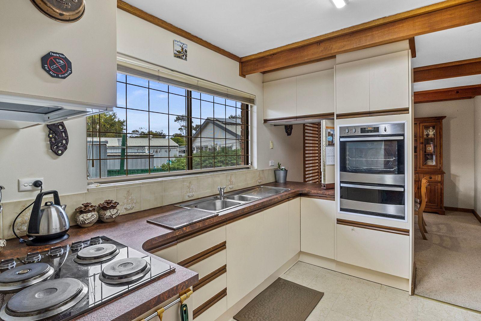 Lovely home within walking distance to Carrrickalinga Beach