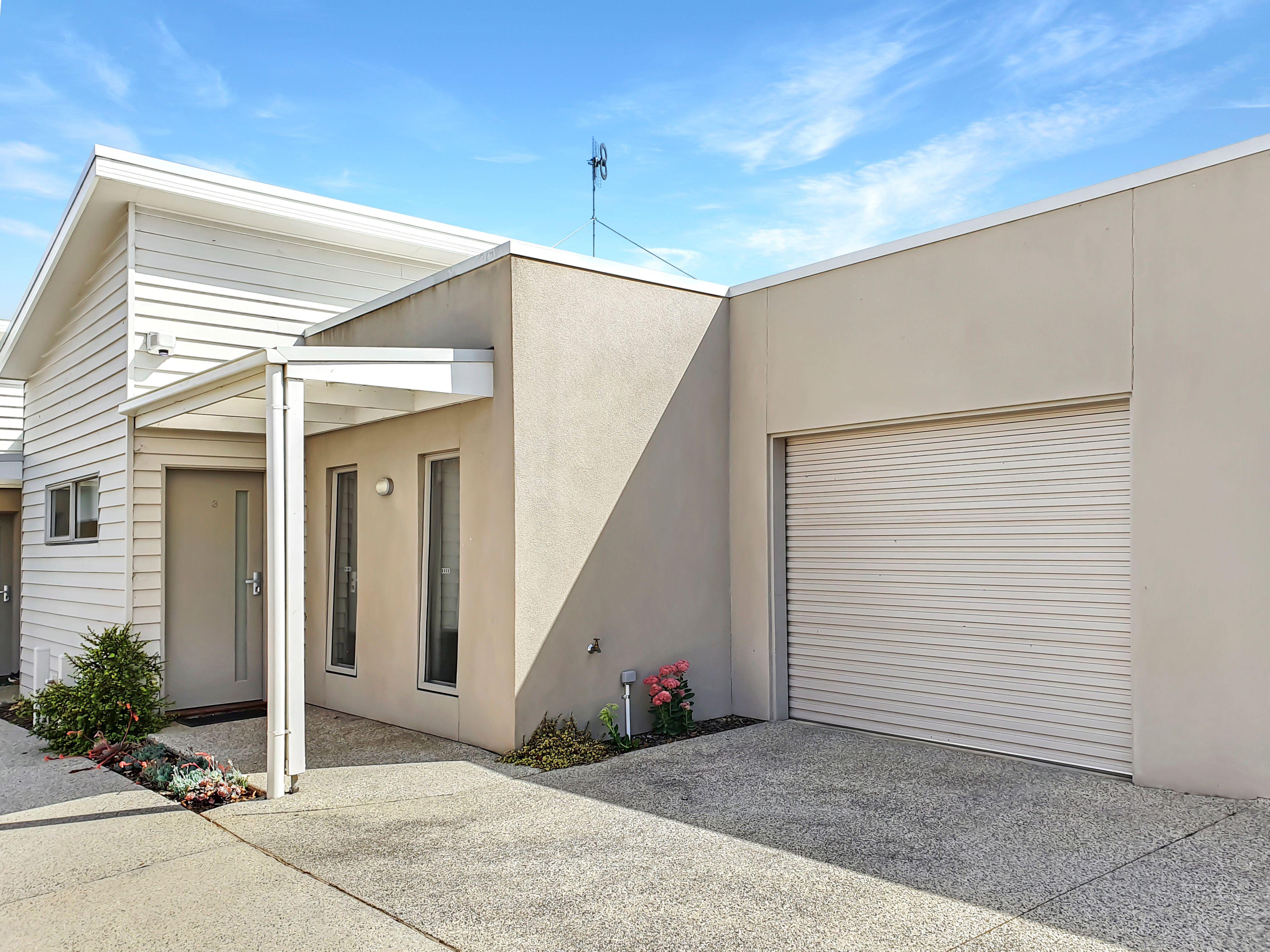Prop-GPT: Unit: VIC Highton, VIC 3216 QUALITY LIVING, PRESTIGIOUS LOCATION