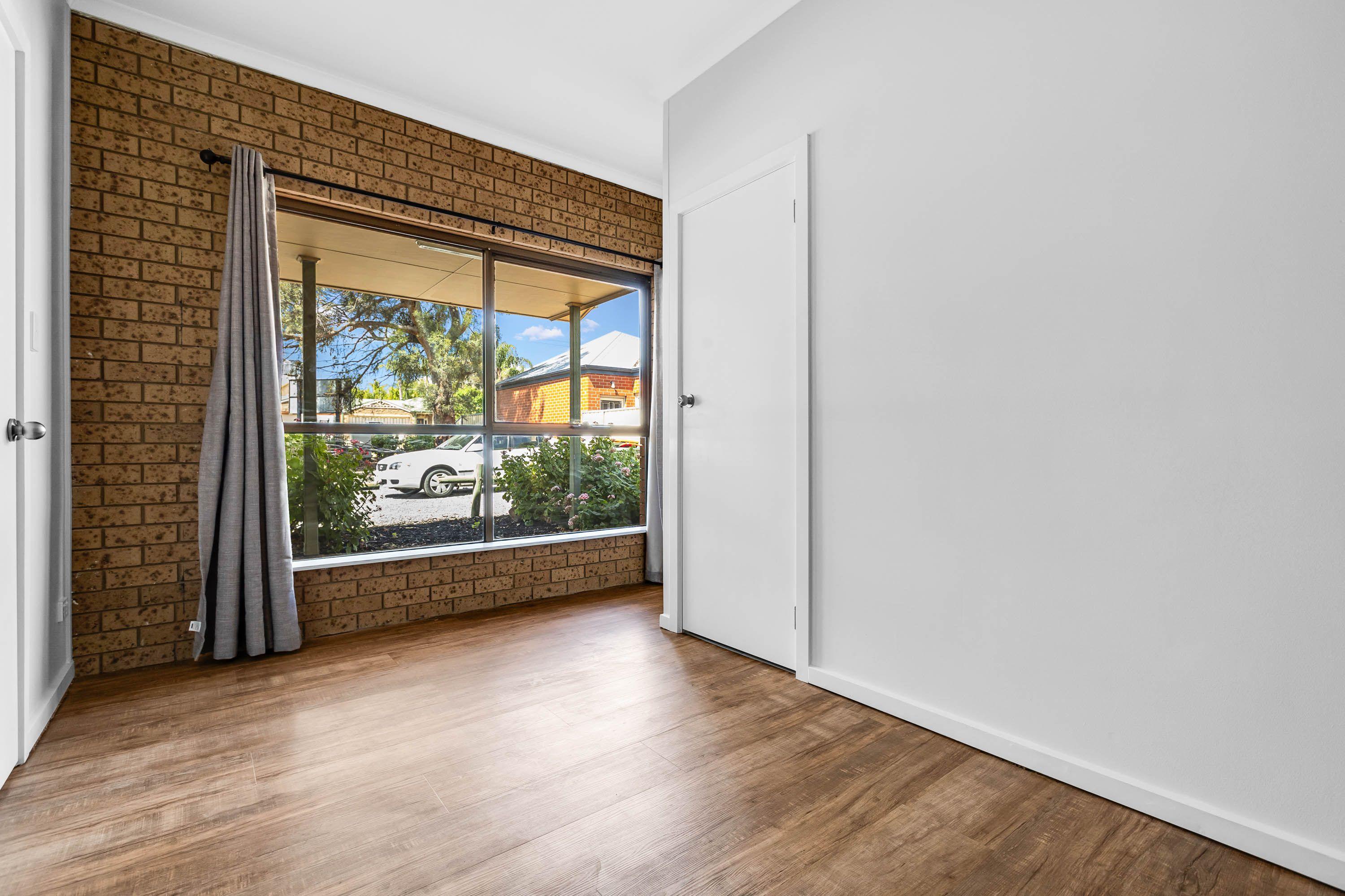 Low Maintenance 1 Bedroom Unit