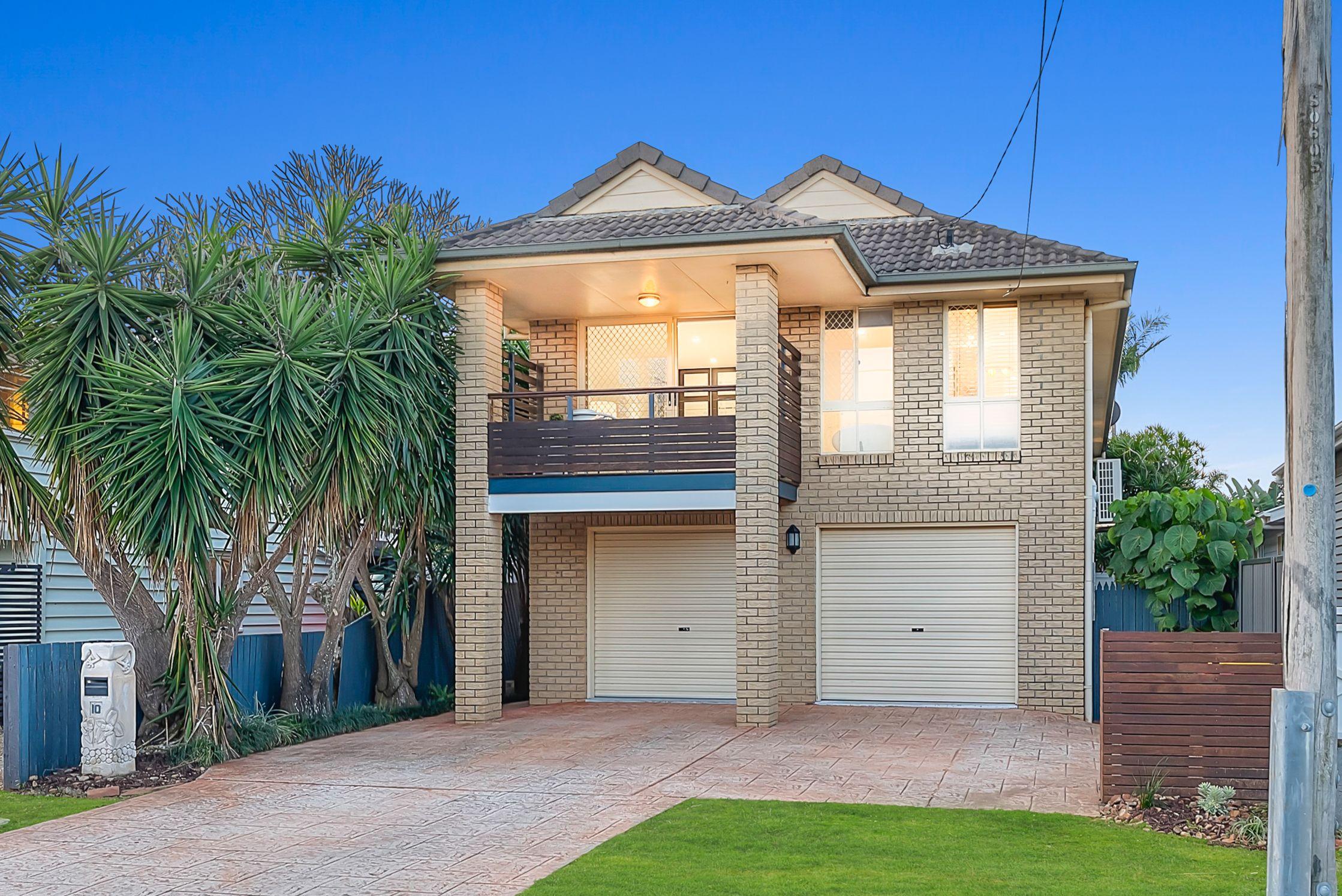 Prop-GPT: House: QLD Redcliffe, QLD 4020 Premium Coastal Home !