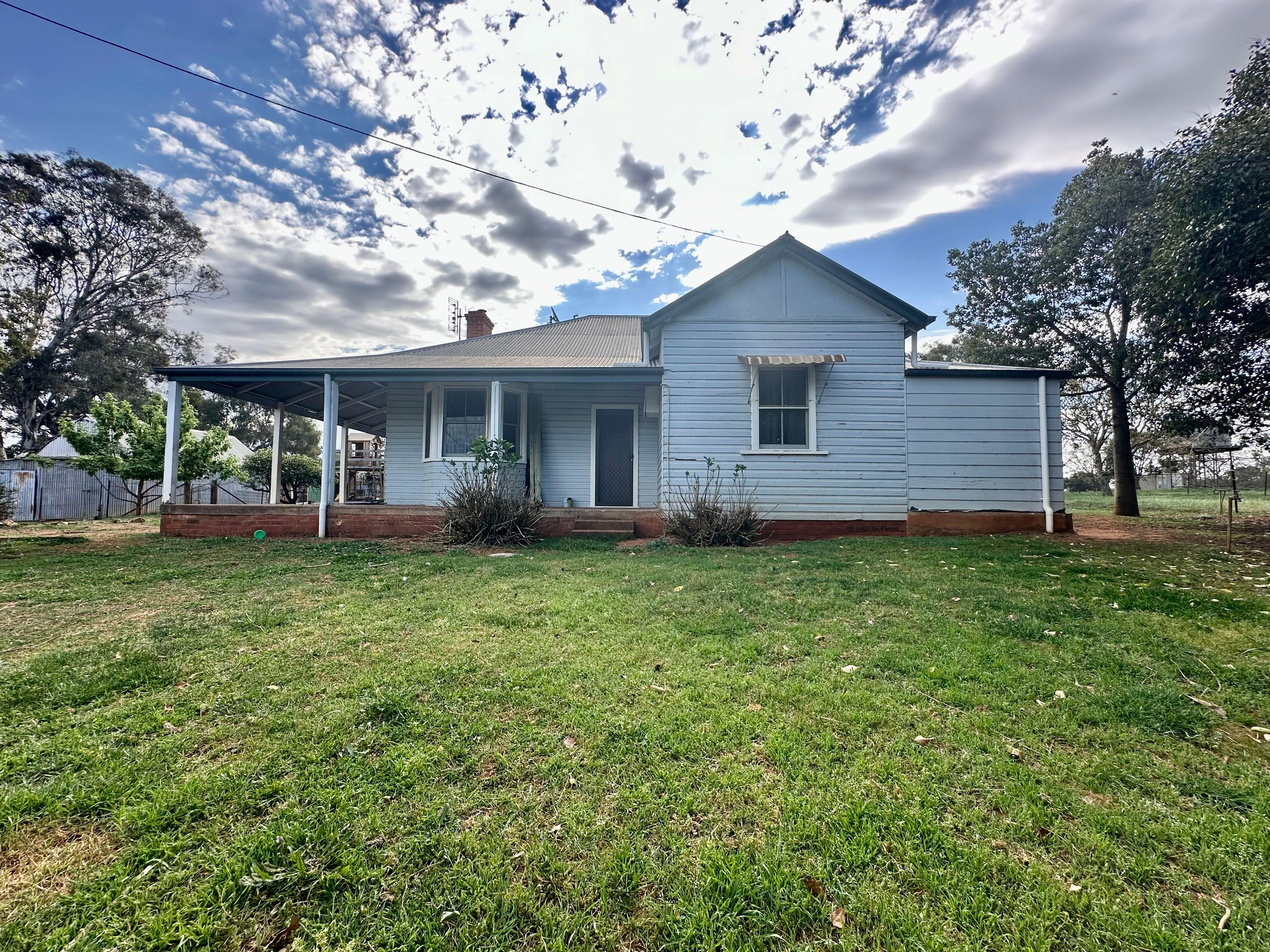 Prop-GPT: House: NSW Wombat, NSW 2587 Escape the Hustle & Bustle - Farm Cottage in Wombat