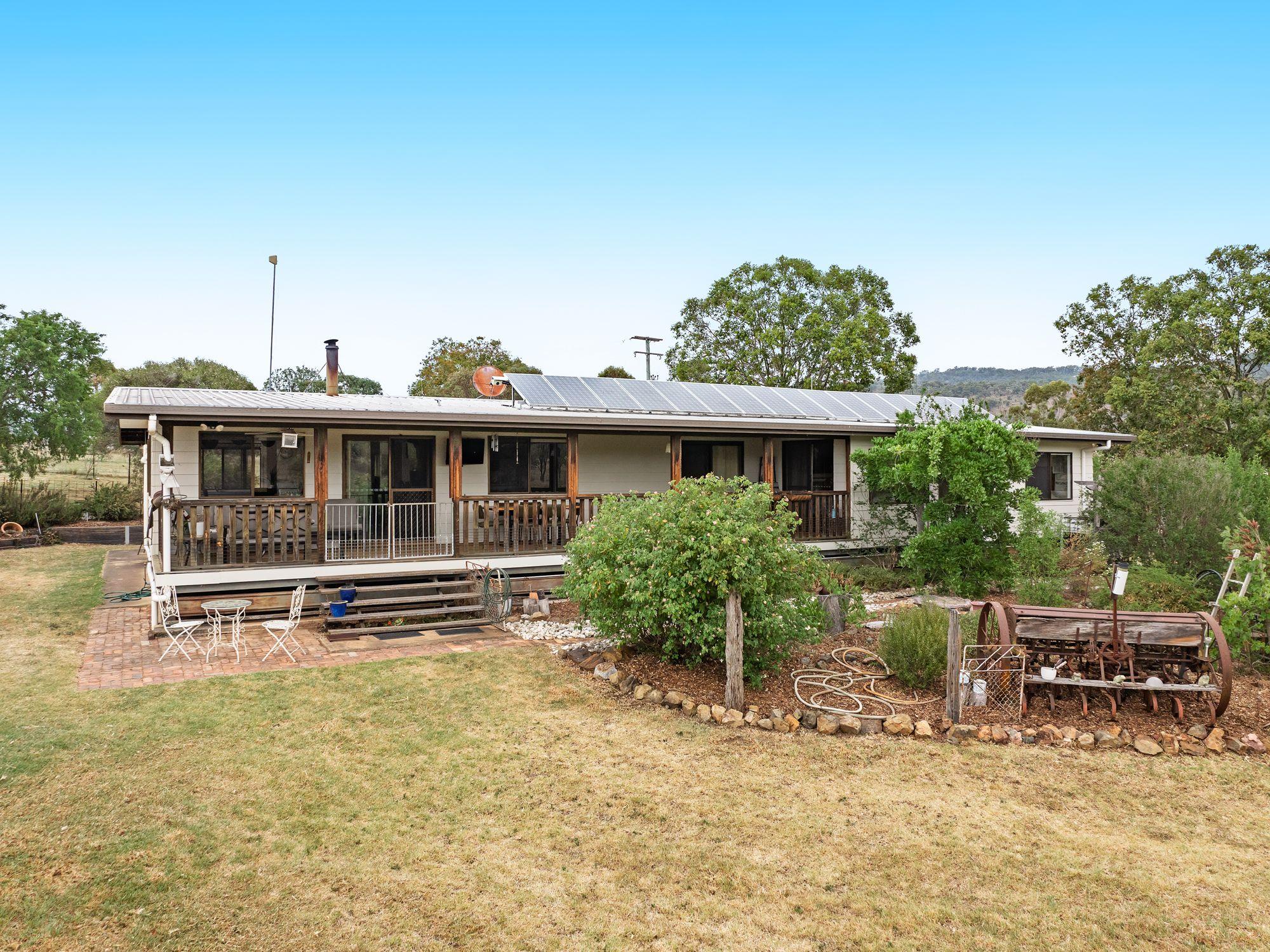 Mountain Views & Creekside Serenity - Your Rural Escape Awaits