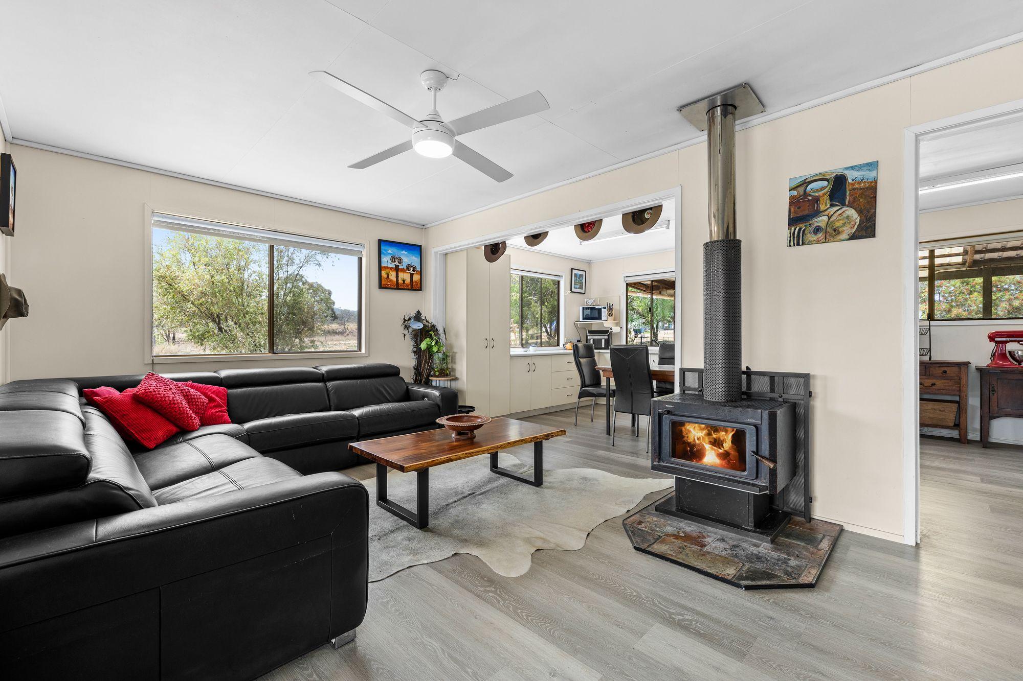 Mountain Views & Creekside Serenity - Your Rural Escape Awaits