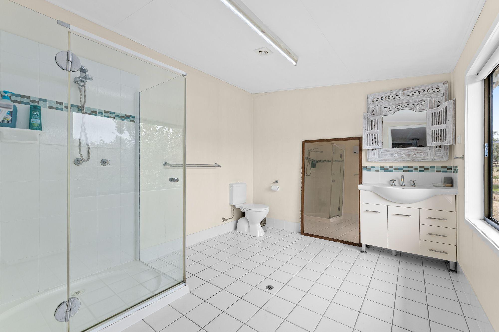 Mountain Views & Creekside Serenity - Your Rural Escape Awaits