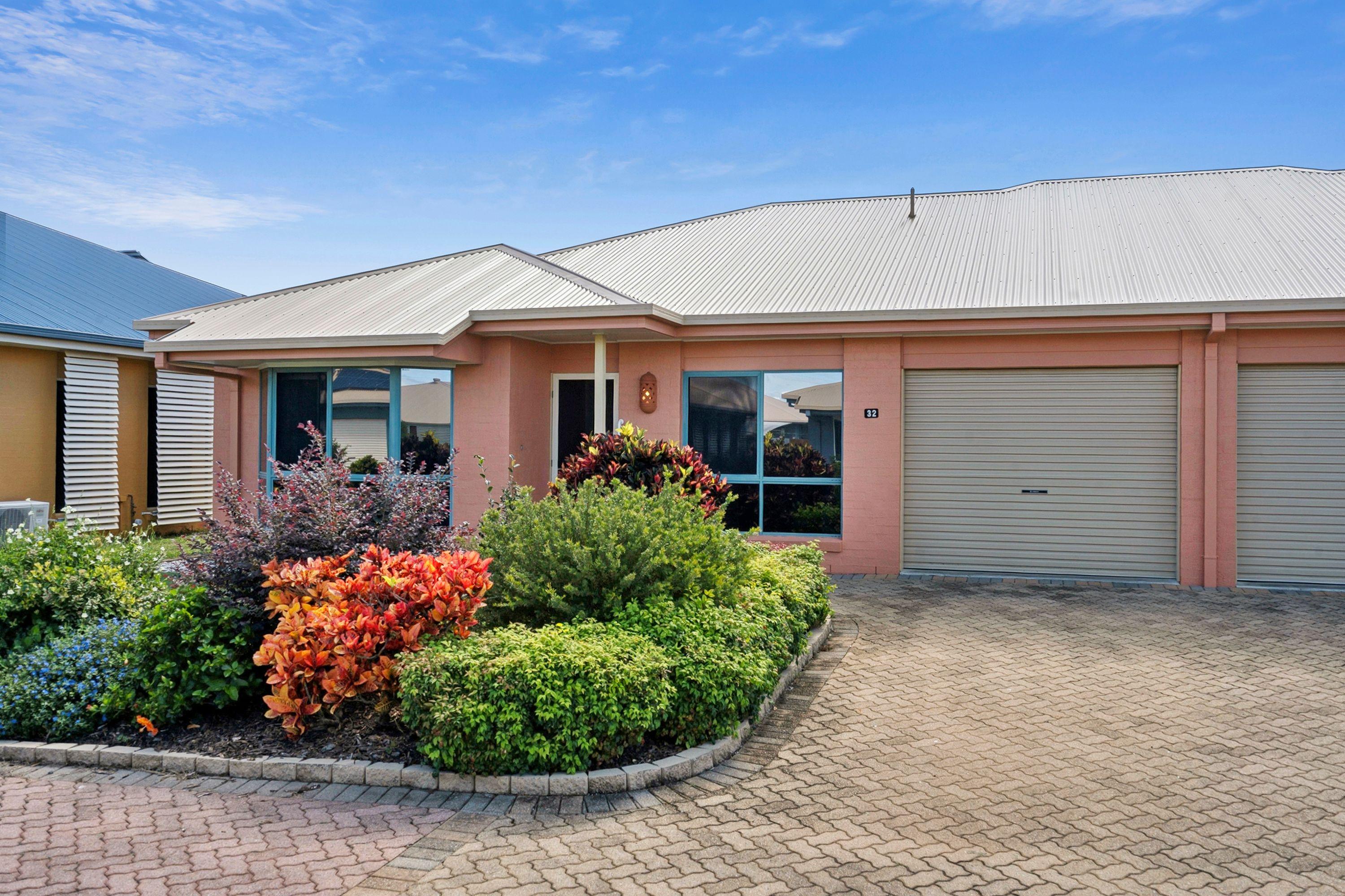 Prop-GPT: Villa: QLD Currimundi, QLD 4551 Spacious 3-Bedroom Villa in Prime Currimundi Location