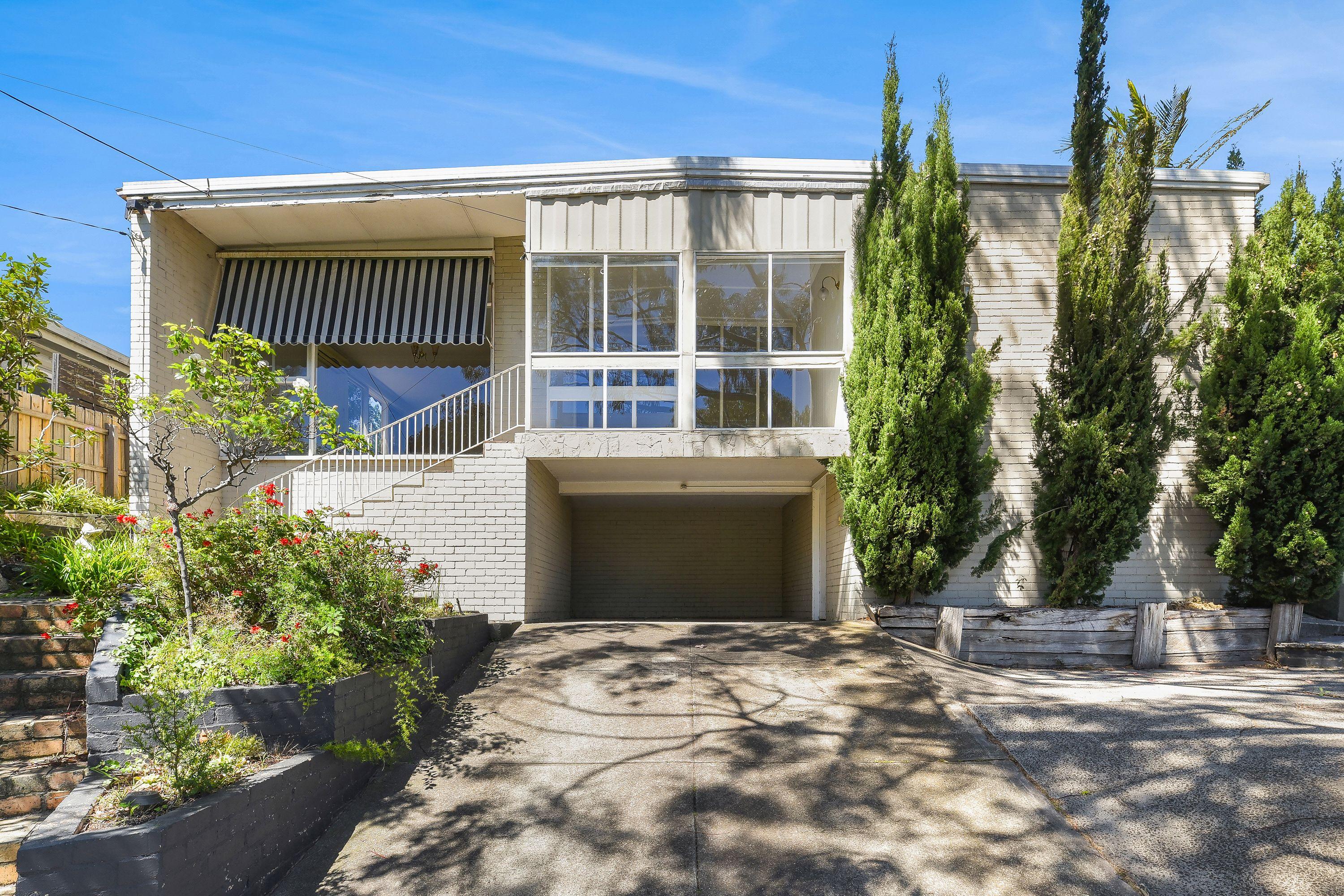 Prop-GPT: House: VIC Beaumaris, VIC 3193 Sundreched family home with a large backyard and only minutes to the beach!