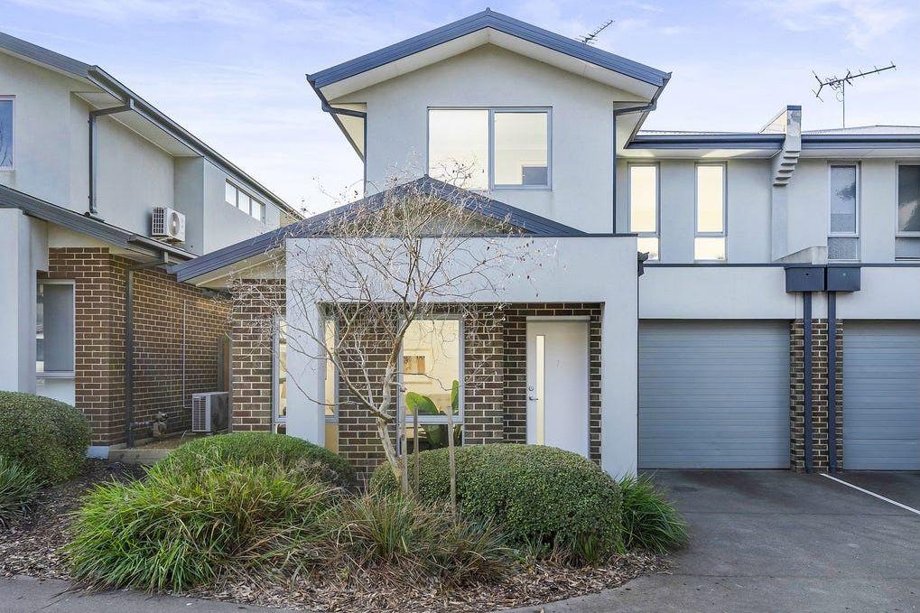 Prop-GPT: Townhouse: VIC Kilmore, VIC 3764 Lovely designer townhouse in the heart of Kilmore