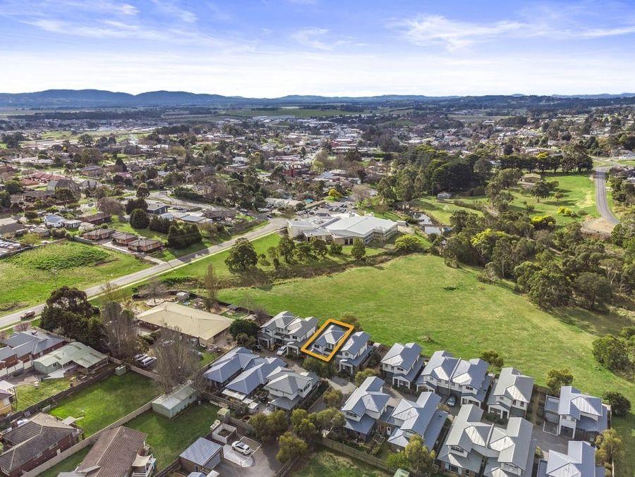 Lovely designer townhouse in the heart of Kilmore