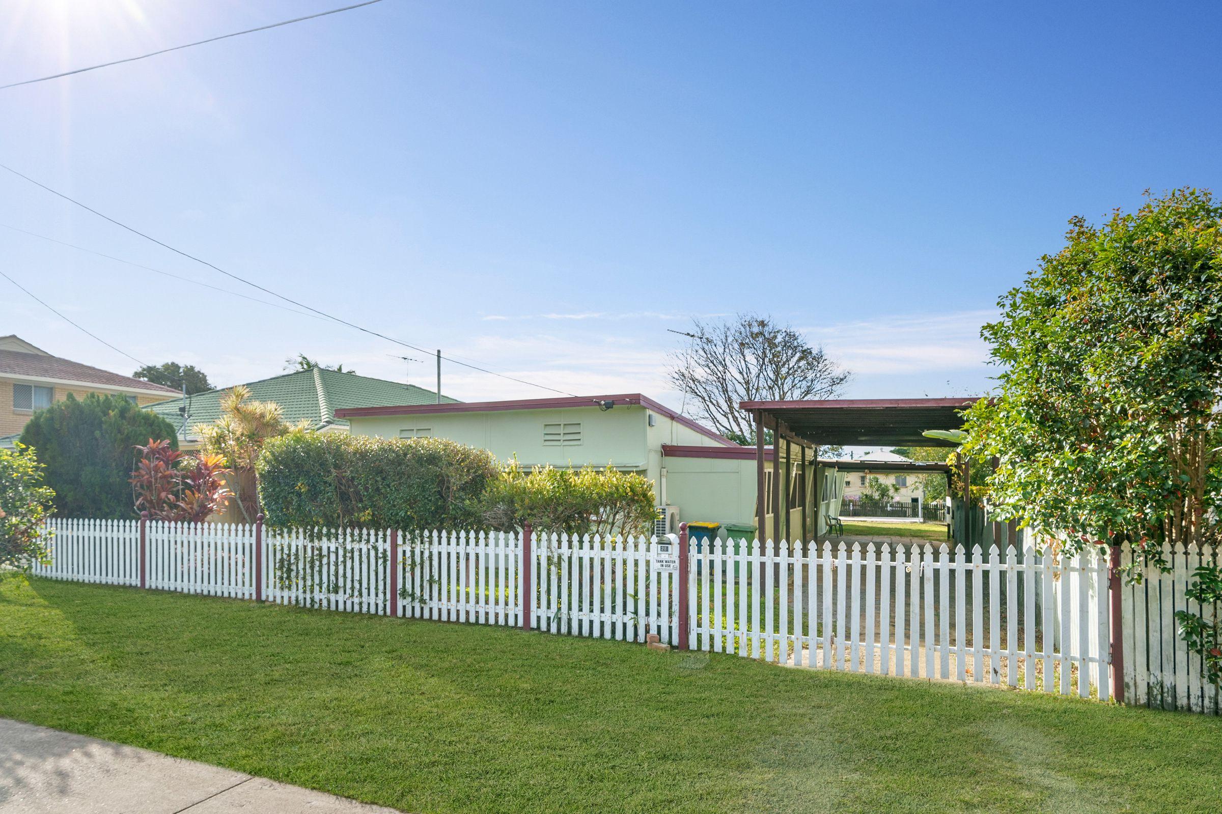 Prop-GPT: DuplexSemi-detached: QLD Margate, QLD 4019 Relaxed Living Just a Short Walk to the Beach