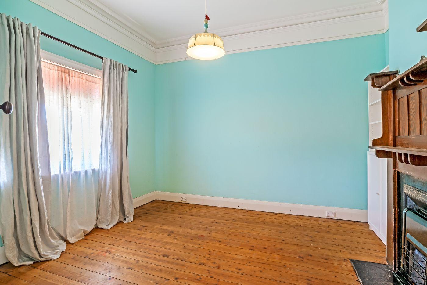 Spacious & Stylish 5-Bedroom Family Haven in Largs Bay