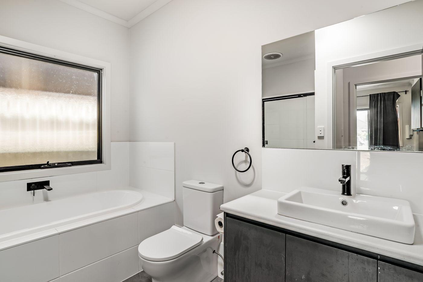 Spacious & Stylish 5-Bedroom Family Haven in Largs Bay