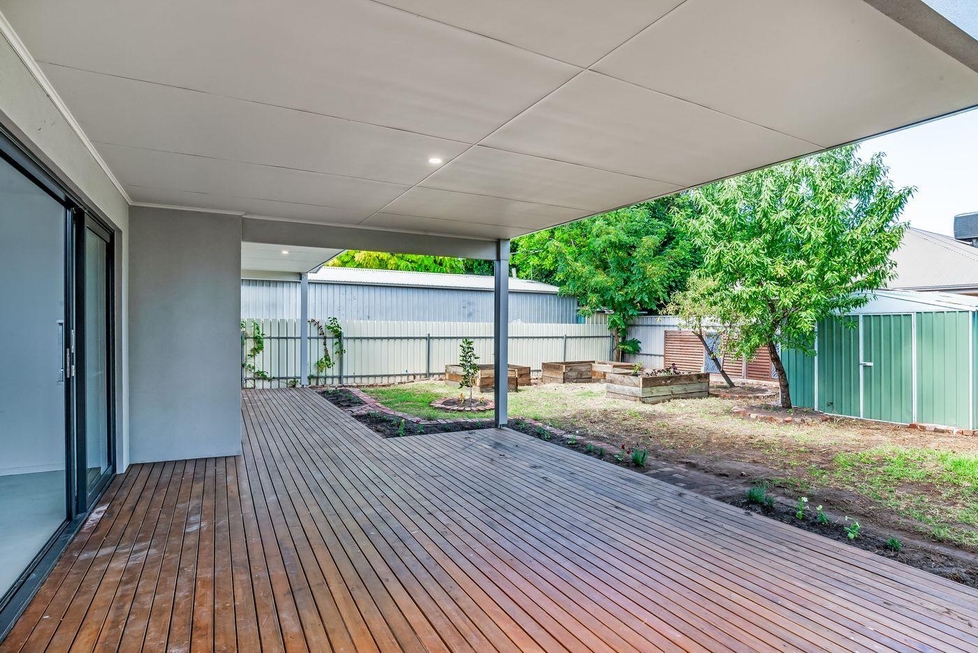 Spacious & Stylish 5-Bedroom Family Haven in Largs Bay