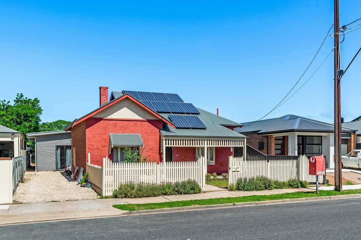 Spacious & Stylish 5-Bedroom Family Haven in Largs Bay