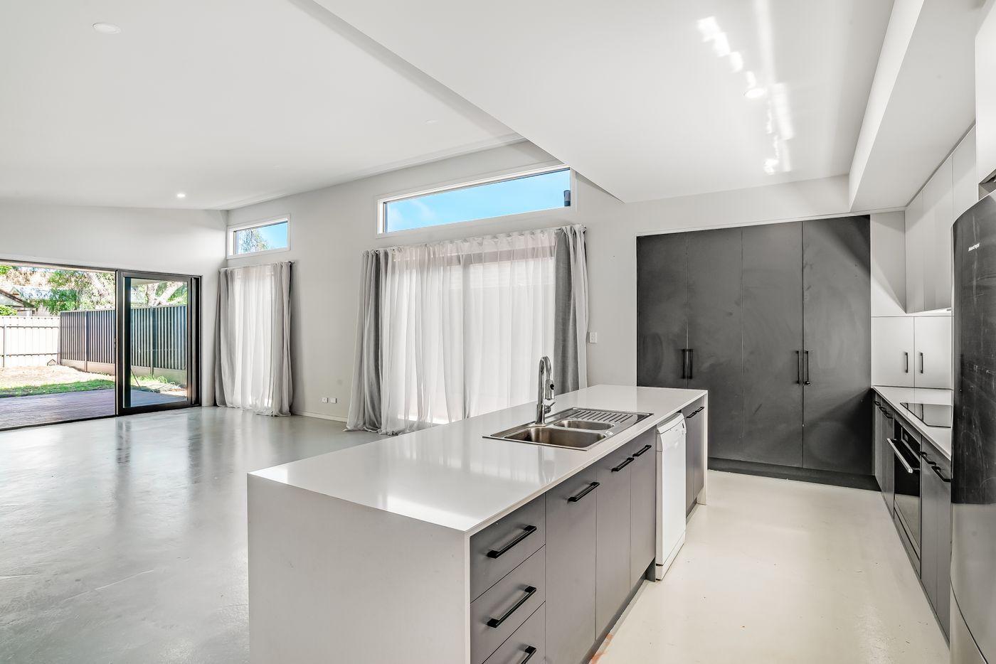 Spacious & Stylish 5-Bedroom Family Haven in Largs Bay