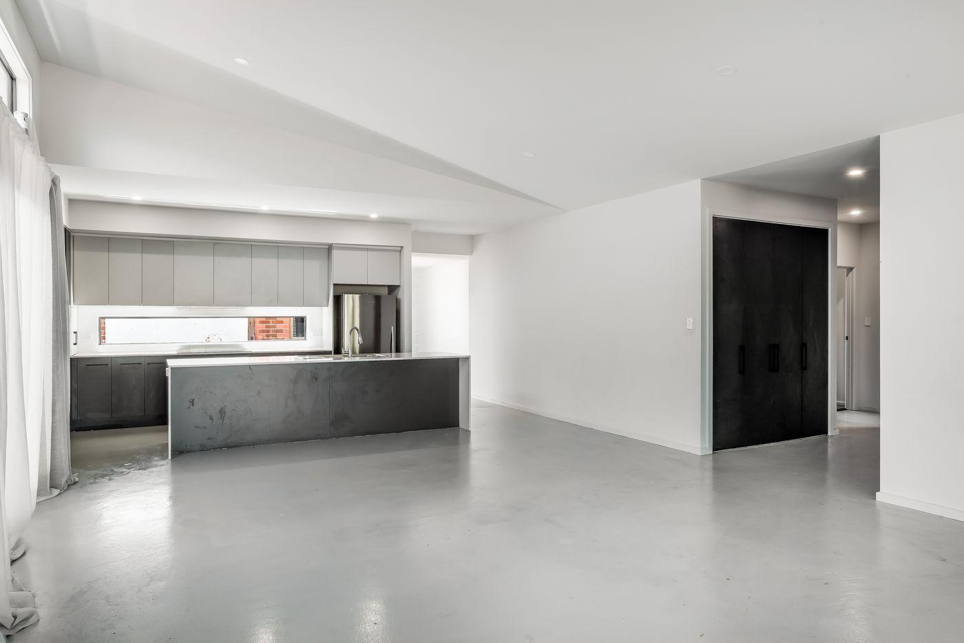 Spacious & Stylish 5-Bedroom Family Haven in Largs Bay