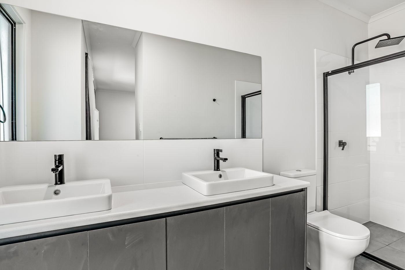 Spacious & Stylish 5-Bedroom Family Haven in Largs Bay