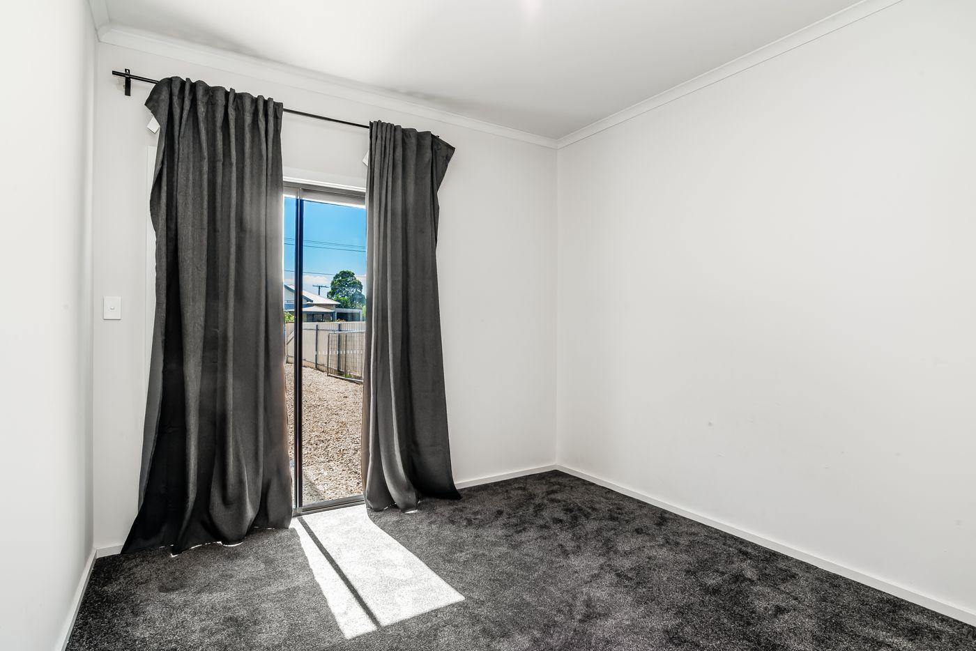 Spacious & Stylish 5-Bedroom Family Haven in Largs Bay