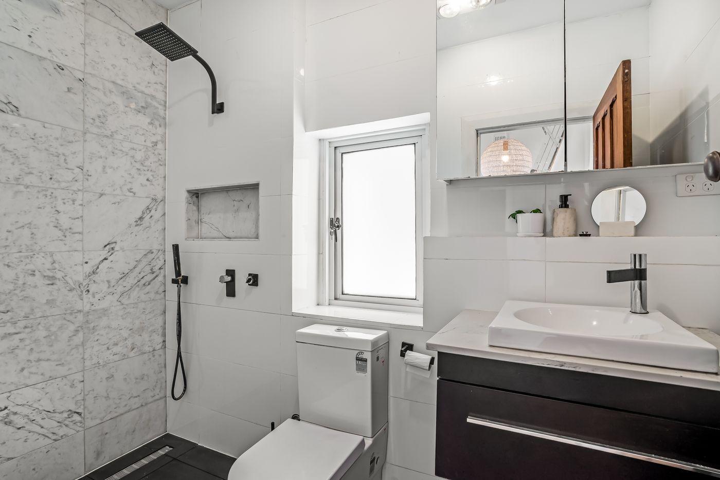 Spacious & Stylish 5-Bedroom Family Haven in Largs Bay