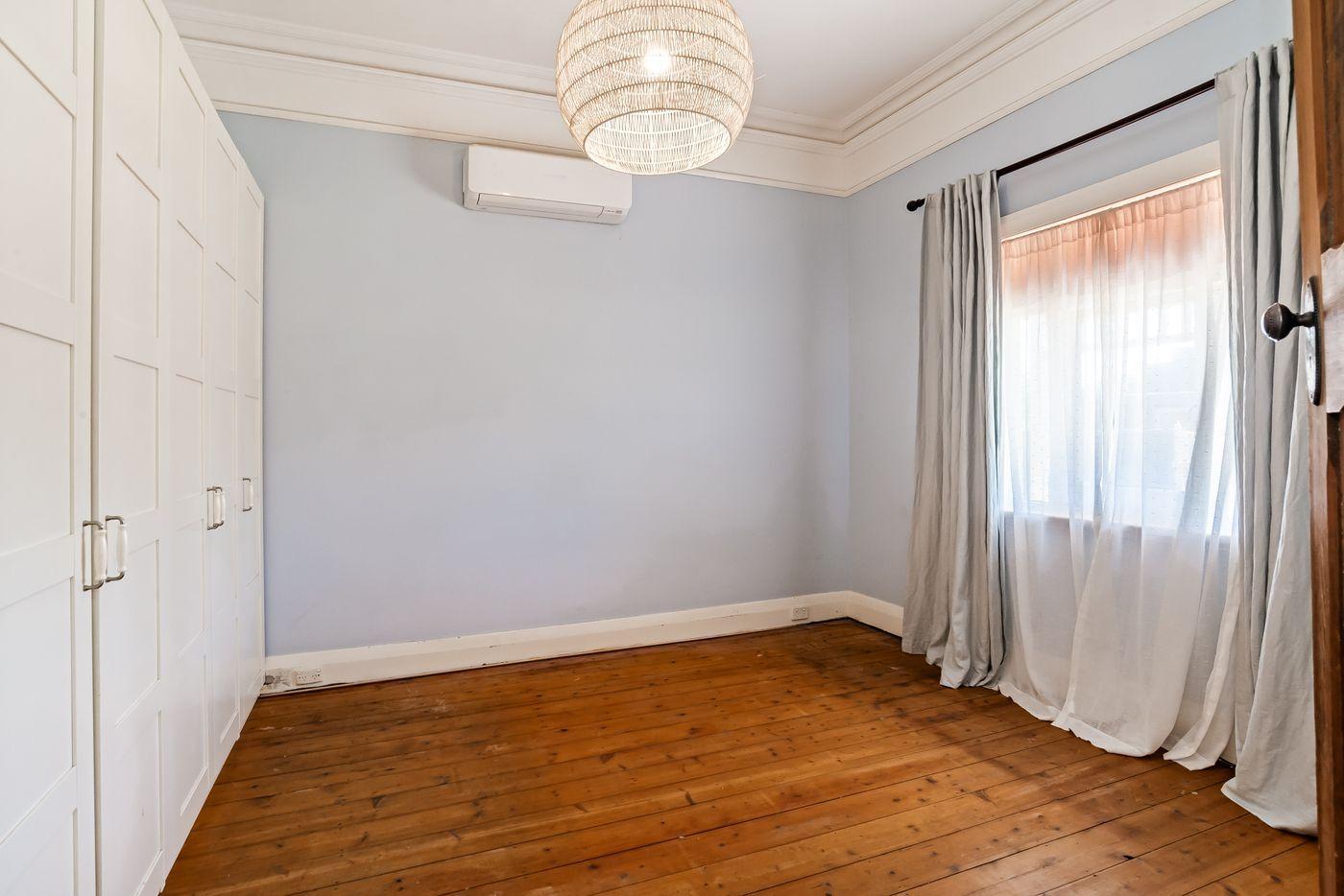 Spacious & Stylish 5-Bedroom Family Haven in Largs Bay