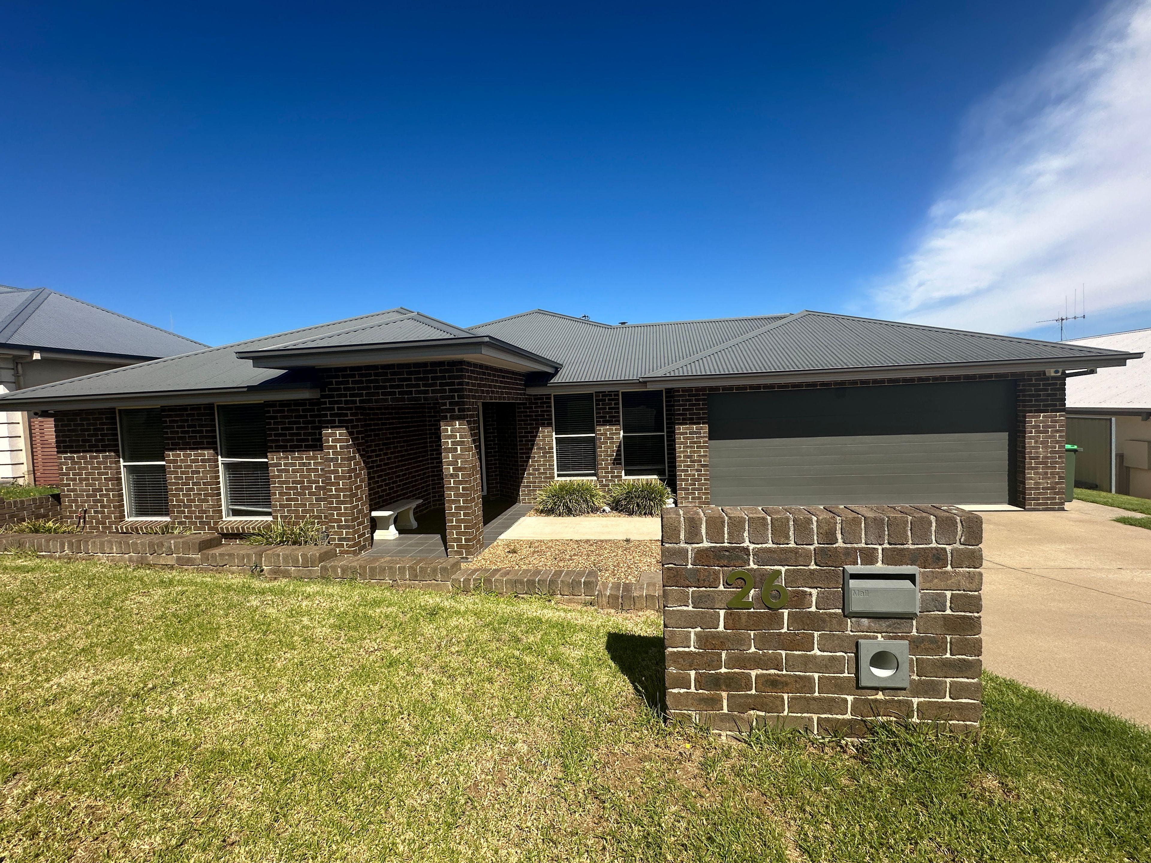 Prop-GPT: House: NSW Orange, NSW 2800 Spacious and Inviting Home!