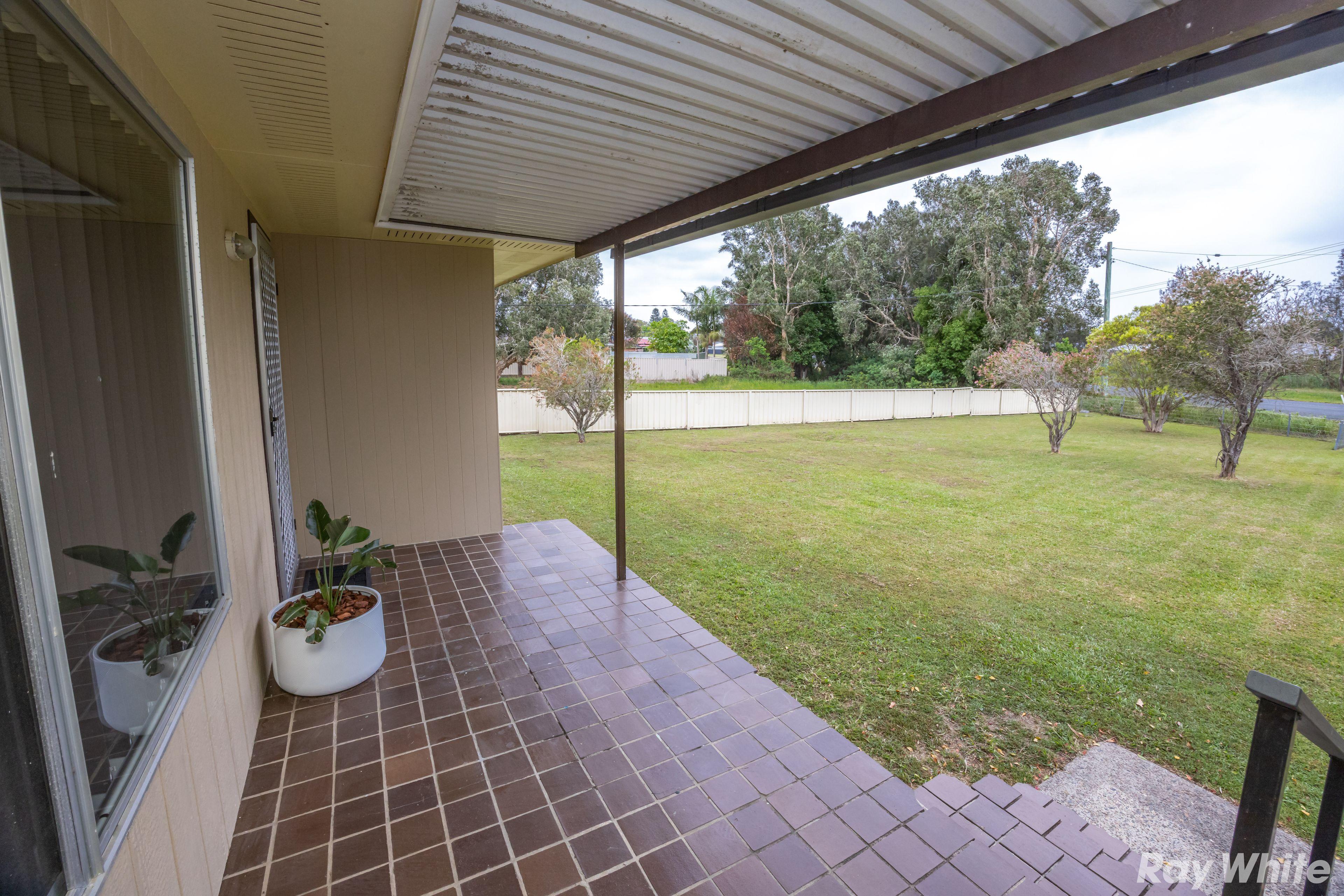 3 BEDROOM HOME WITH SPACIOUS YARD!!