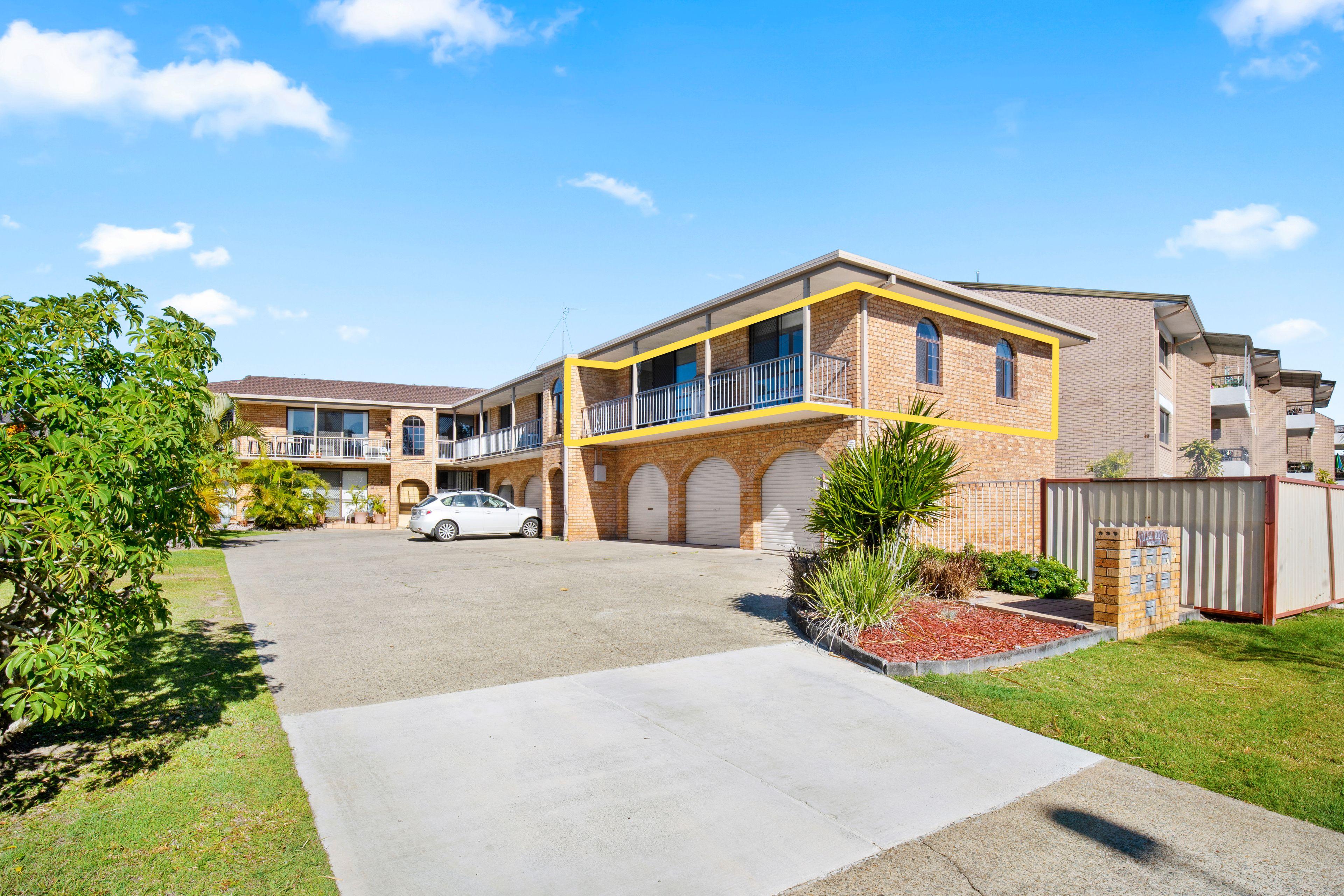 Prop-GPT: Unit: QLD Mermaid Waters, QLD 4218 Light Filled Top Floor Unit in Very Quiet Building