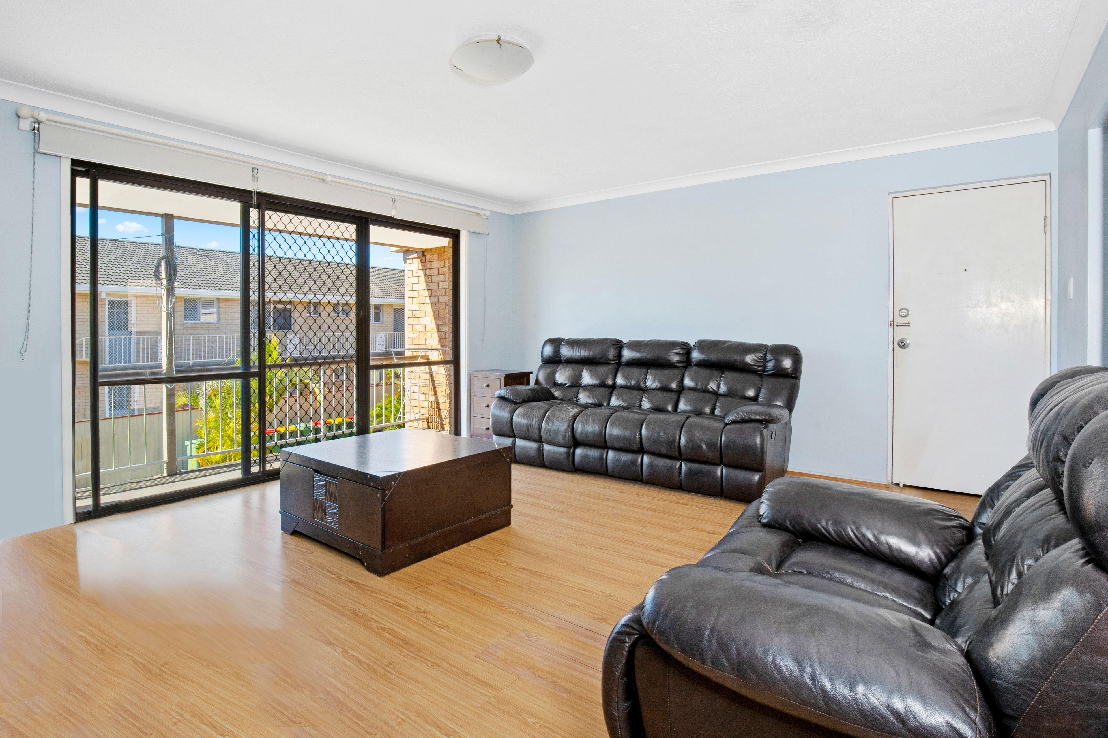 Light Filled Top Floor Unit in Very Quiet Building