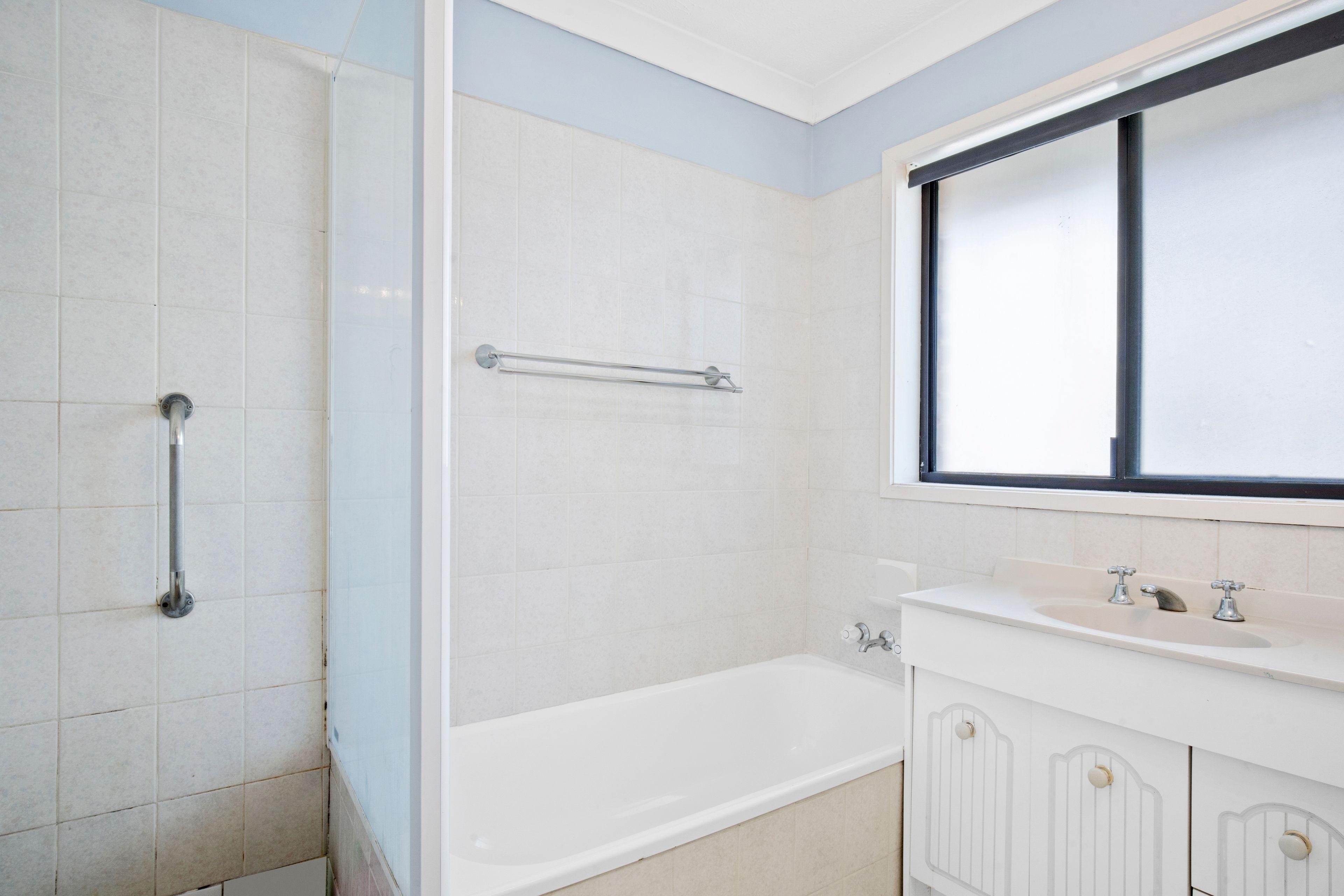 Light Filled Top Floor Unit in Very Quiet Building