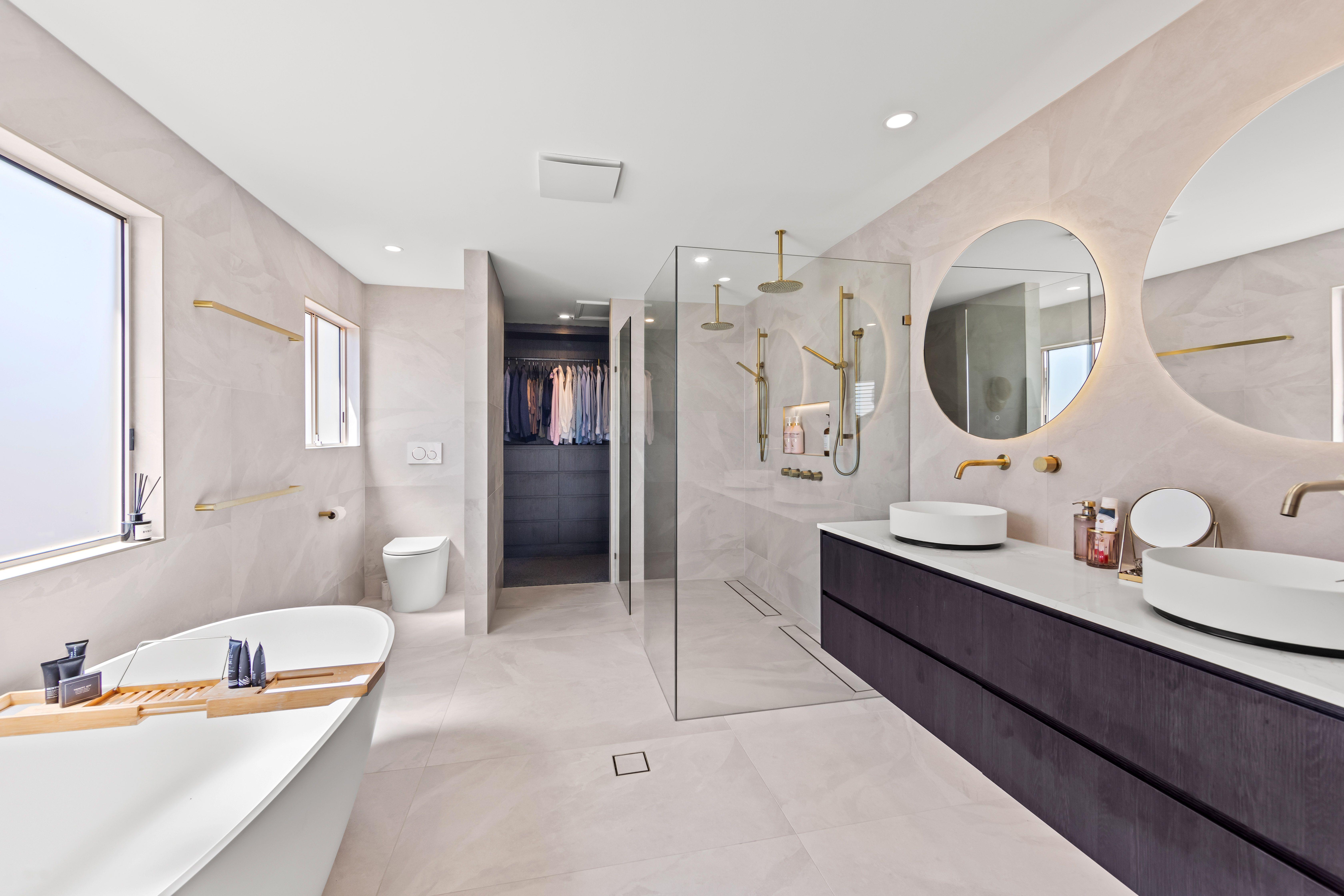 Luxury Canal Front Family Home