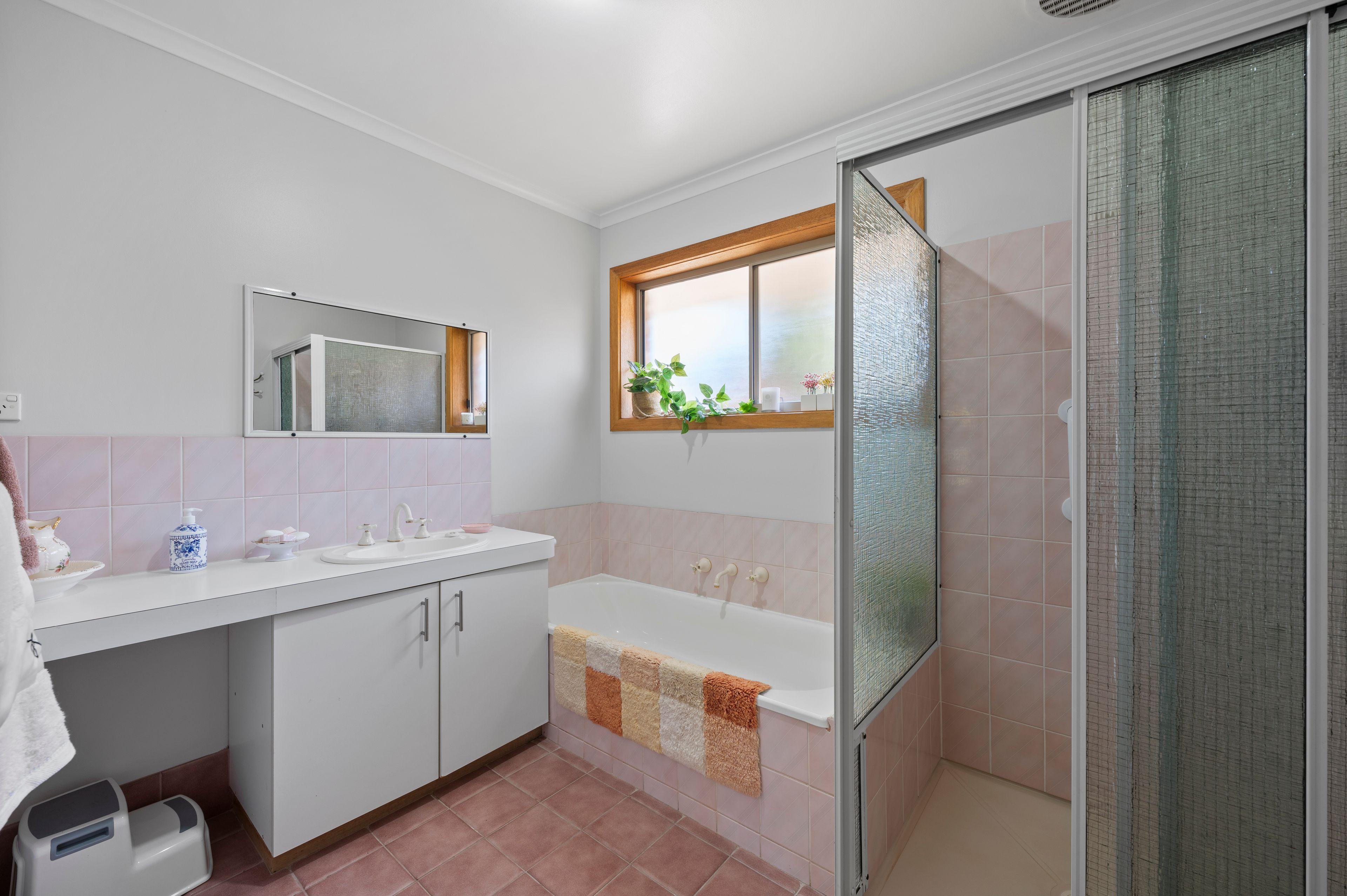 Immaculate 4-Bedroom Family Home in Quiet Court Location