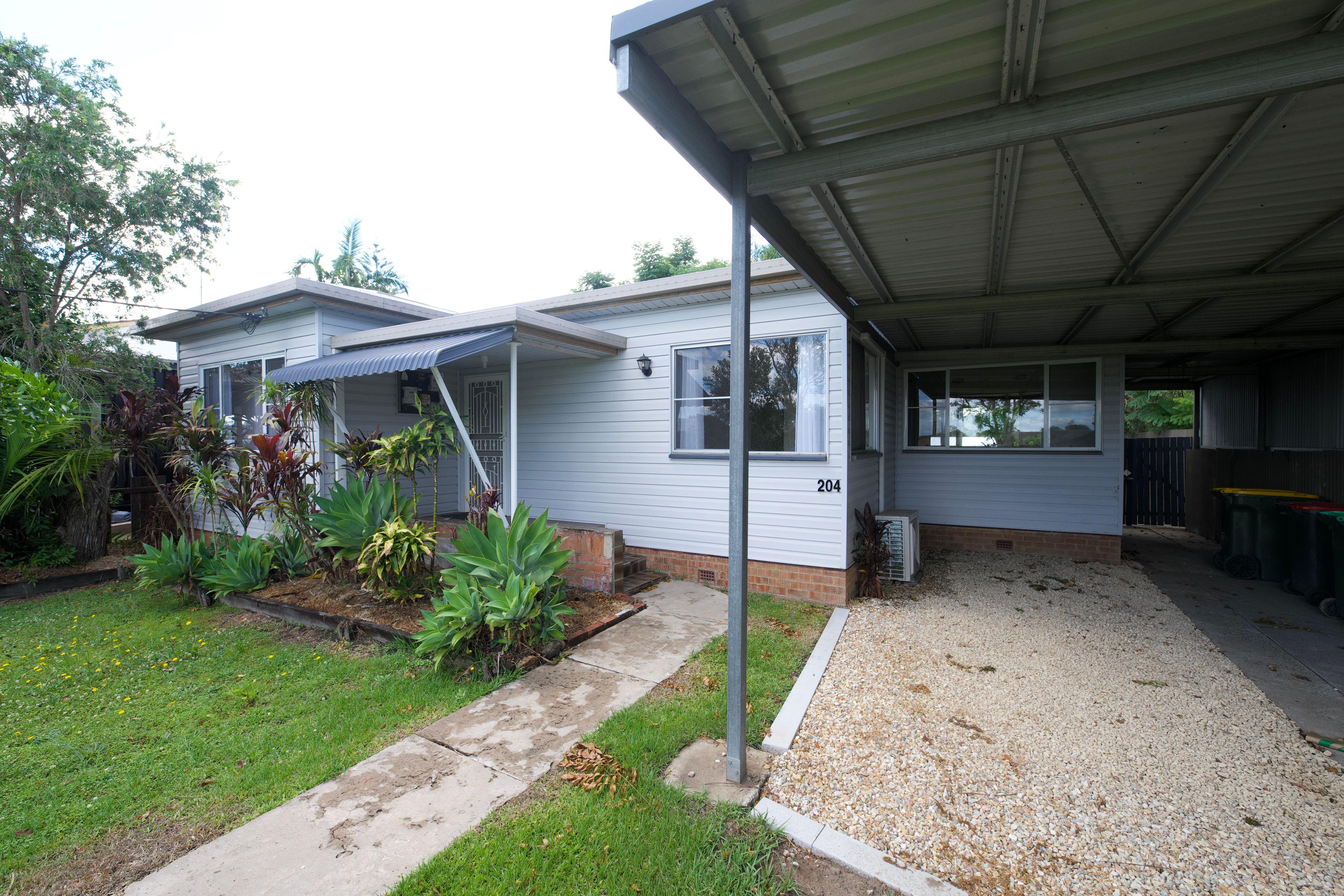 Perfectly positioned 3 bedroom home - Walk to Schools & Hospital